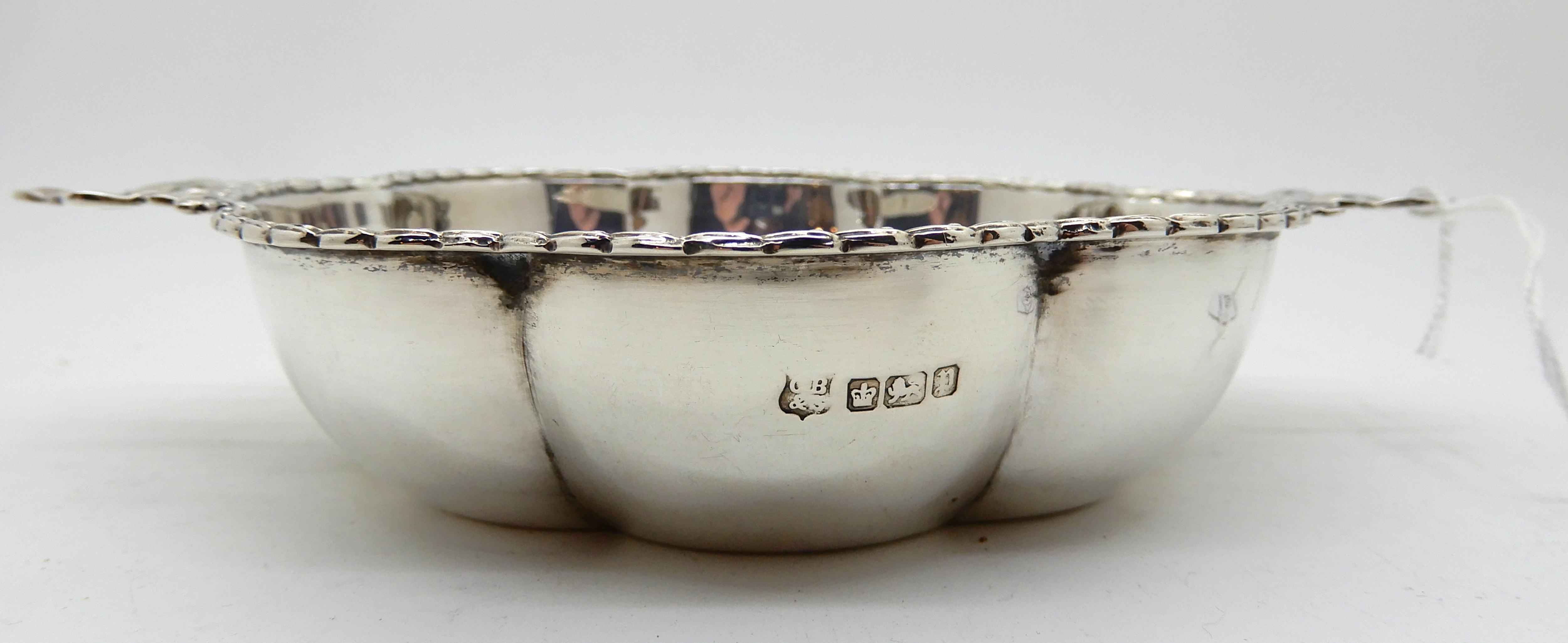 A pair of silver dishes, Sheffield 1907, the lobed body with gadrooned rim with a pair of ribbon - Image 6 of 7