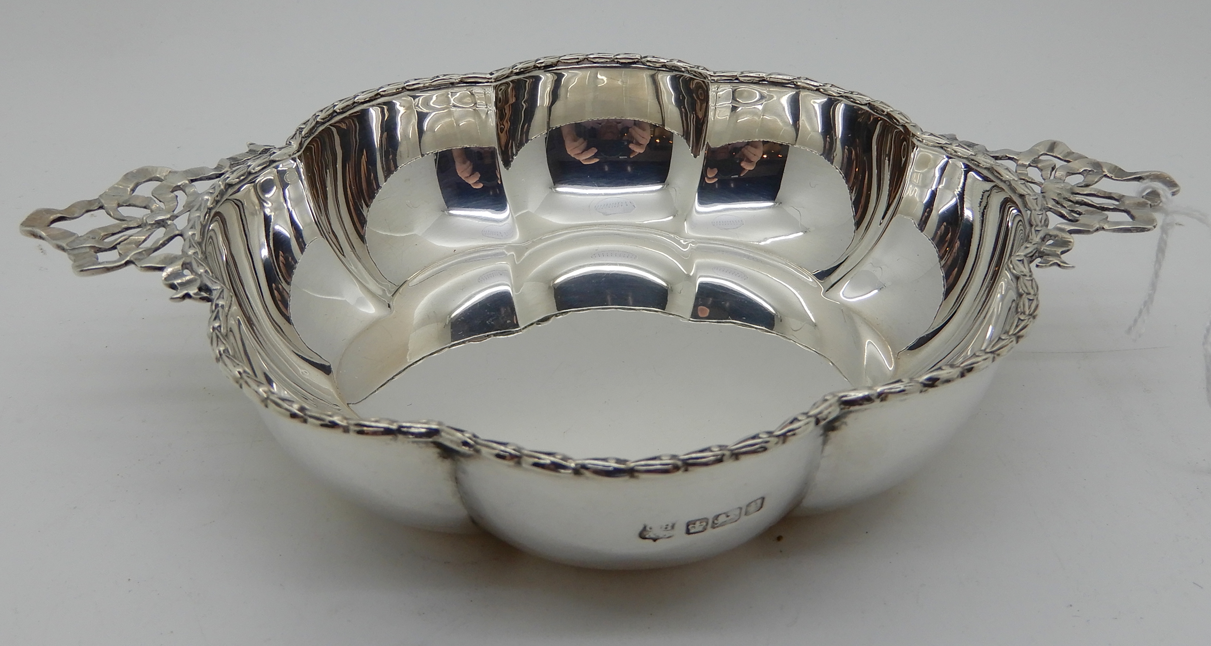 A pair of silver dishes, Sheffield 1907, the lobed body with gadrooned rim with a pair of ribbon - Image 2 of 7
