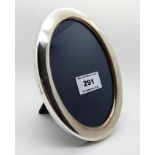 A oval silver mounted photo frame, Sheffield 1984, 16.5cm x 12.5cm, aperture 13.5cm x 9.5cm