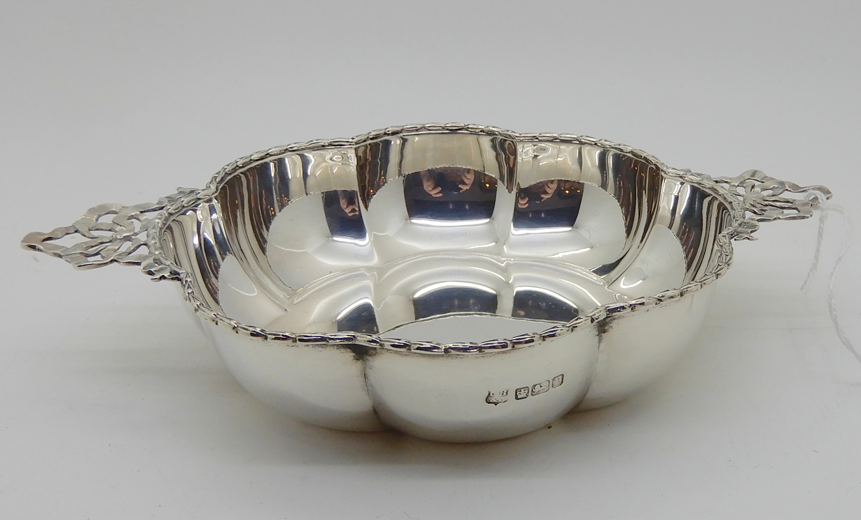 A pair of silver dishes, Sheffield 1907, the lobed body with gadrooned rim with a pair of ribbon - Image 3 of 7