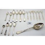A lot comprising an EP berry spoon, four silver teaspoons, Glasgow 1827, six filigree white metal