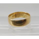 an 18ct gold Glasgow hallmarked wedding ring size N, weight 4gms Condition Report: Available upon