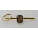 A 9ct gold smoky quartz bar brooch, length 5cm, together with a 9ct yellow gold and platinum wedding