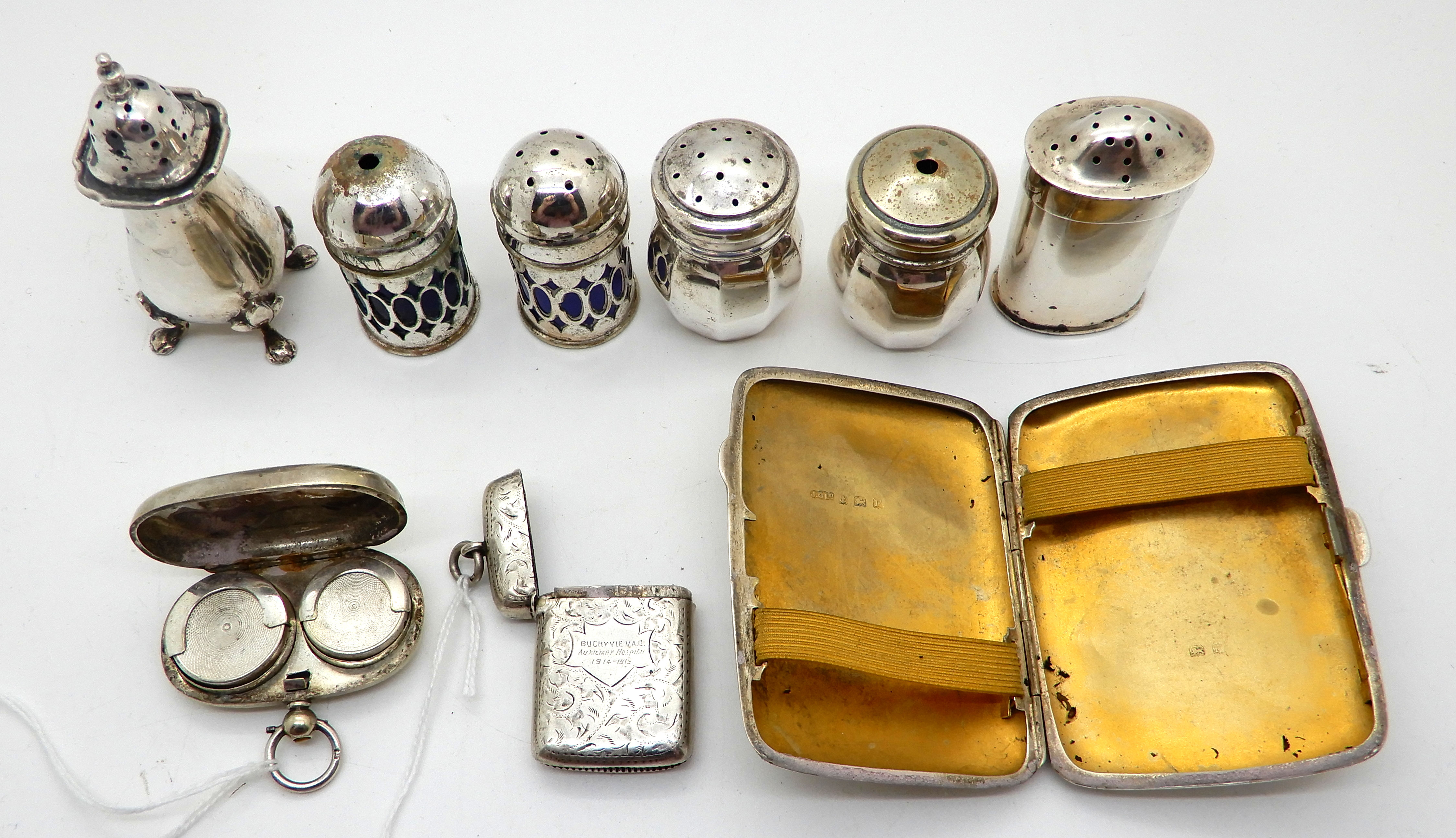 A lot comprising two silver pepperettes, a silver cigarette case, a vesta and a sovereign case and - Image 3 of 3