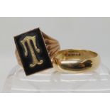 An onyx set 9ct rose gold signet ring size W, and a 9ct gold gents wedding ring size X, combined