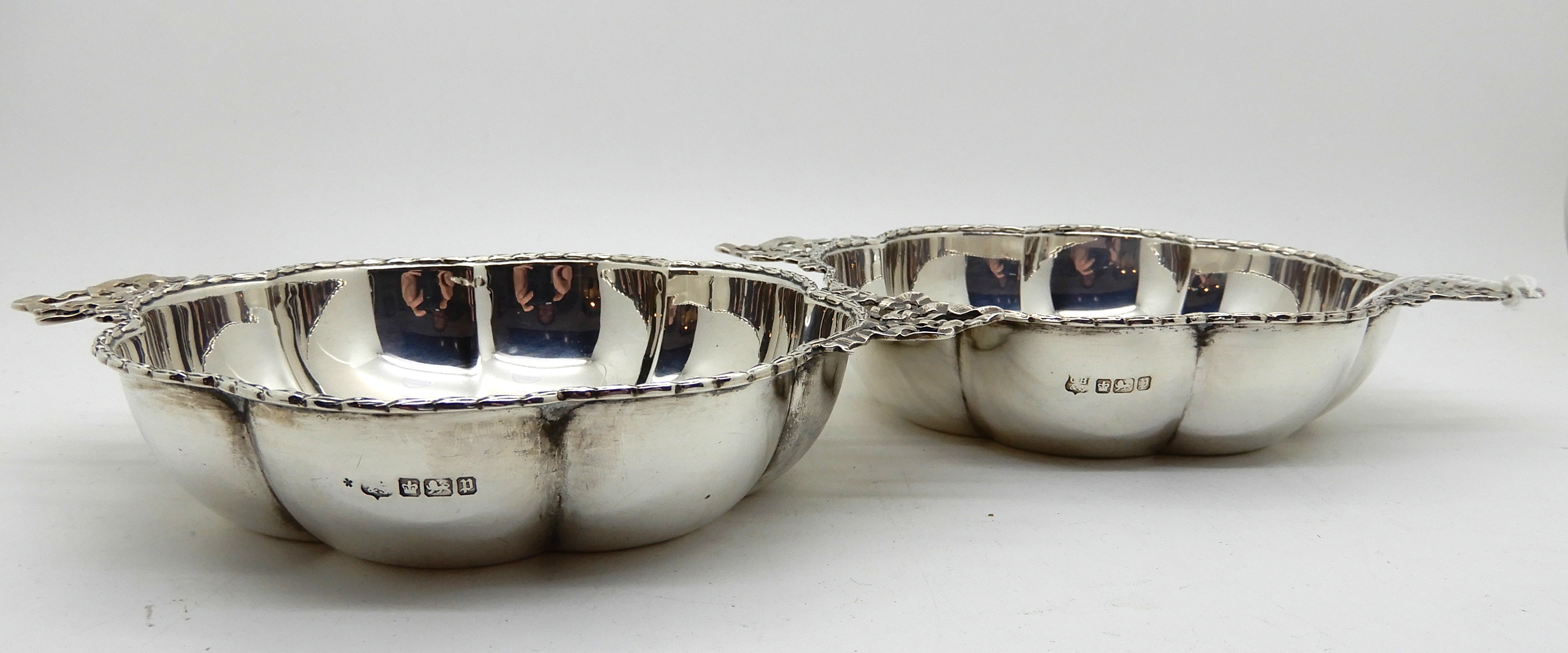 A pair of silver dishes, Sheffield 1907, the lobed body with gadrooned rim with a pair of ribbon - Image 7 of 7