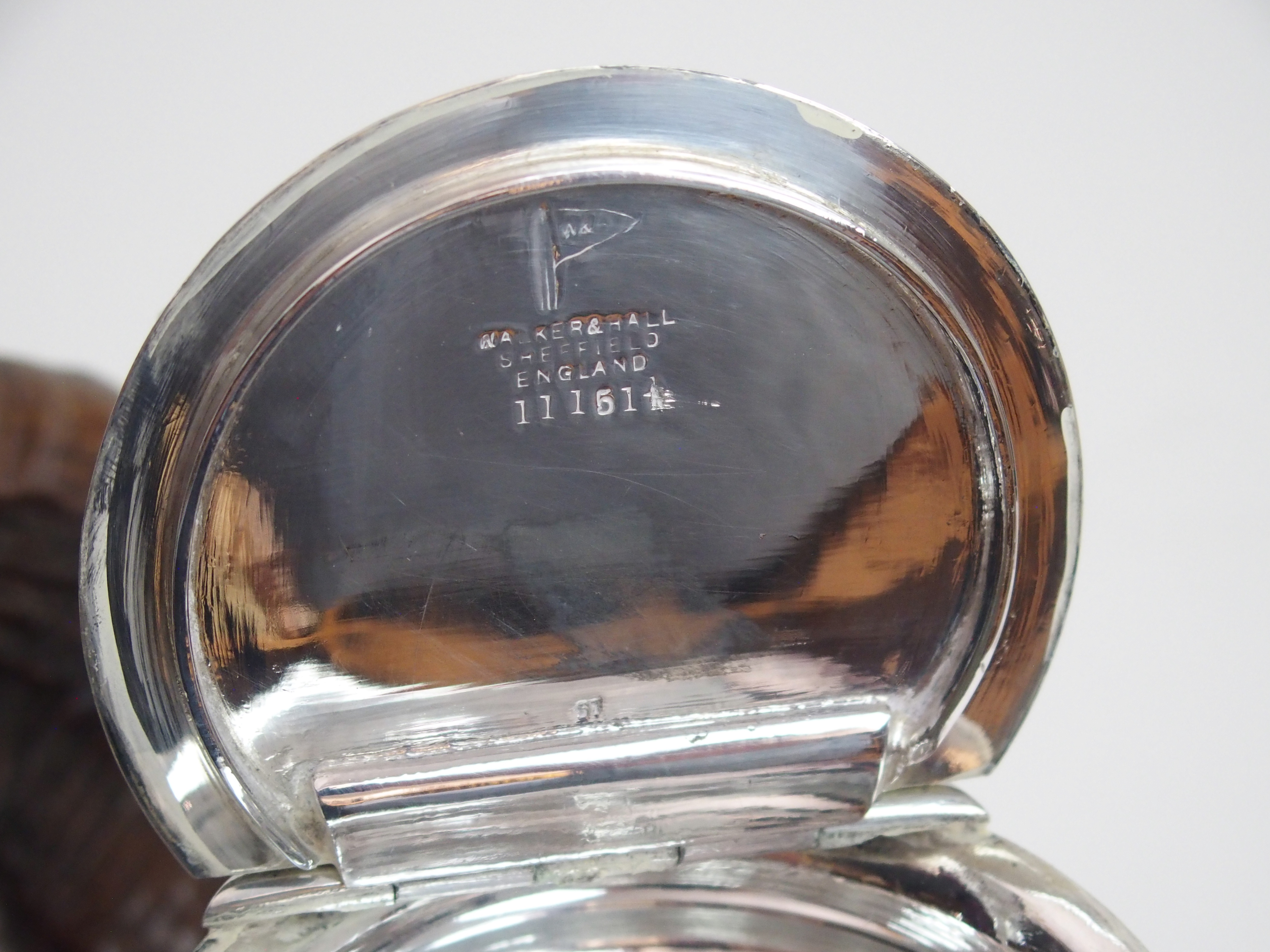 A RAM'S HORN AND SILVER PLATE MOUNTED CENTREPIECE SNUFF MULL by Walker and Hall, The hinged cover - Image 7 of 10