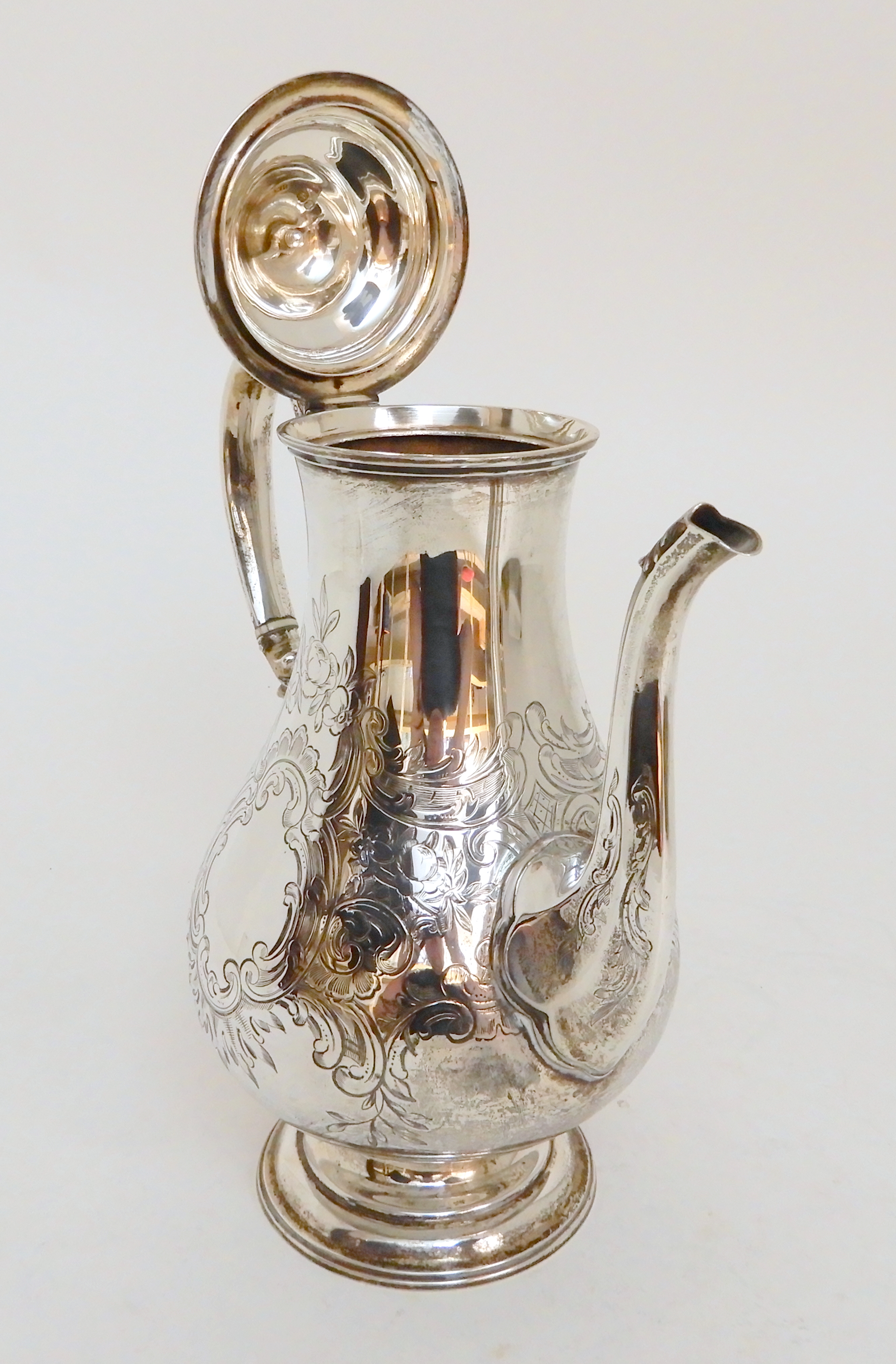 A VICTORIAN SILVER COFFEE POT probably by William Hunter, London 1842, of baluster shape with - Image 3 of 6