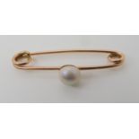 A 9CT GOLD PEARL SET BAR BROOCH pearl dimensions approx 6.9mm x 3.6mm, purported to be a Scottish