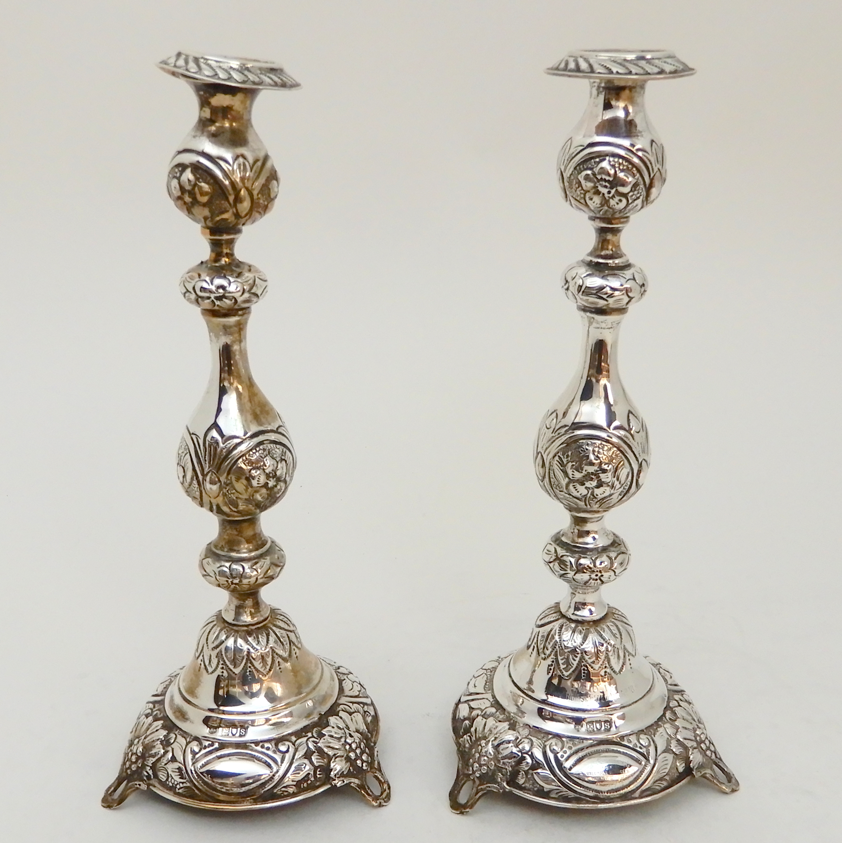 A PAIR OF GEORGE V SILVER CANDLESTICKS by John Round & Son Limited, London 1913, the removable - Image 4 of 9