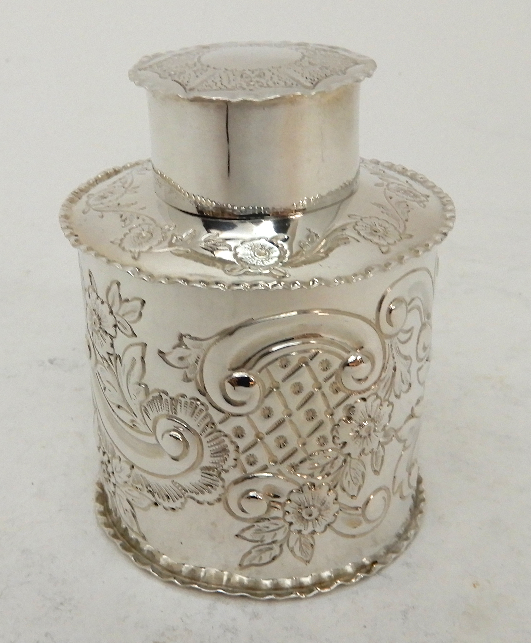 AN EDWARDIAN SILVER TEA CADDY by Elkington & Co., Birmingham 1904, of cylindrical form with - Image 3 of 5