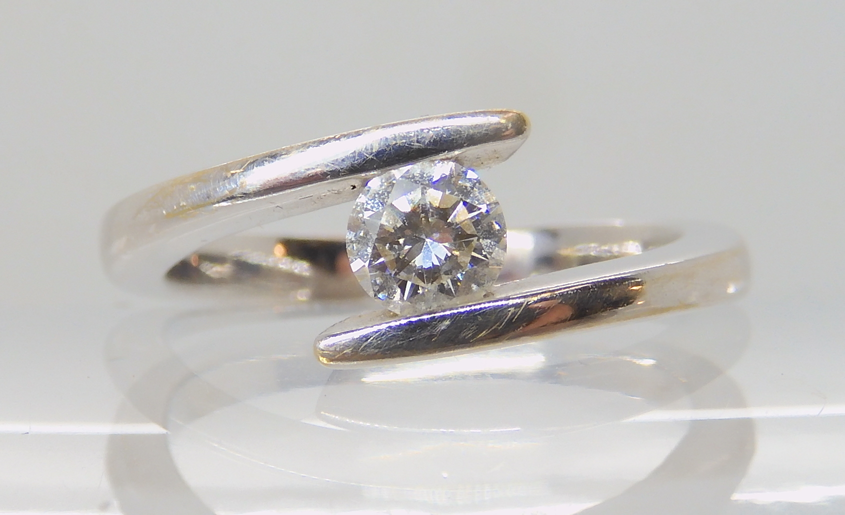 A DIAMOND SOLITAIRE RING set with a brilliant cut diamond of estimated approx 0.30cts, in a simple