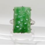 A 9CT WHITE GOLD CHINESE GREEN HARDSTONE RING the hardstone carved with fruit, dimensions 1.8cm x