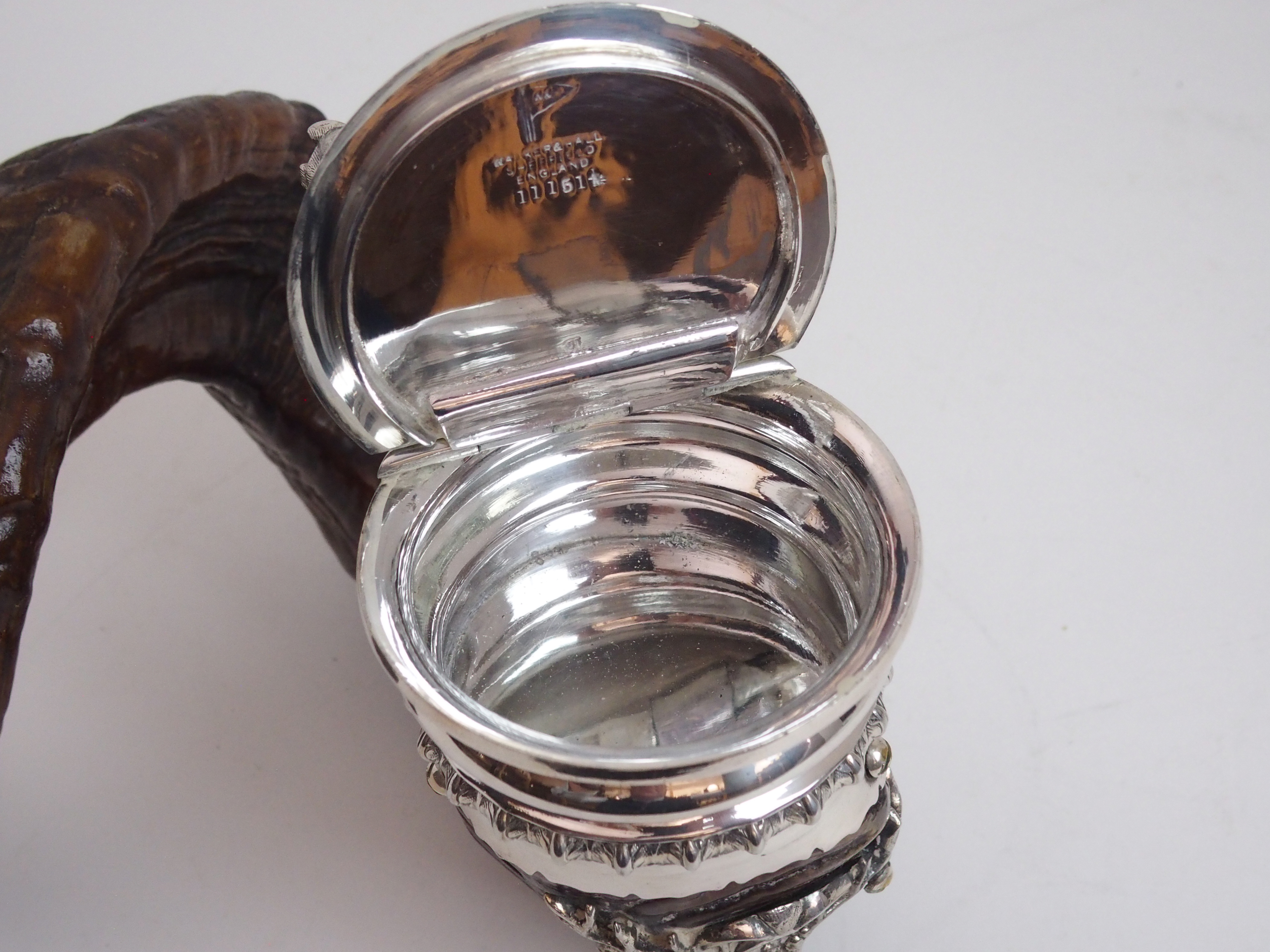 A RAM'S HORN AND SILVER PLATE MOUNTED CENTREPIECE SNUFF MULL by Walker and Hall, The hinged cover - Image 9 of 10