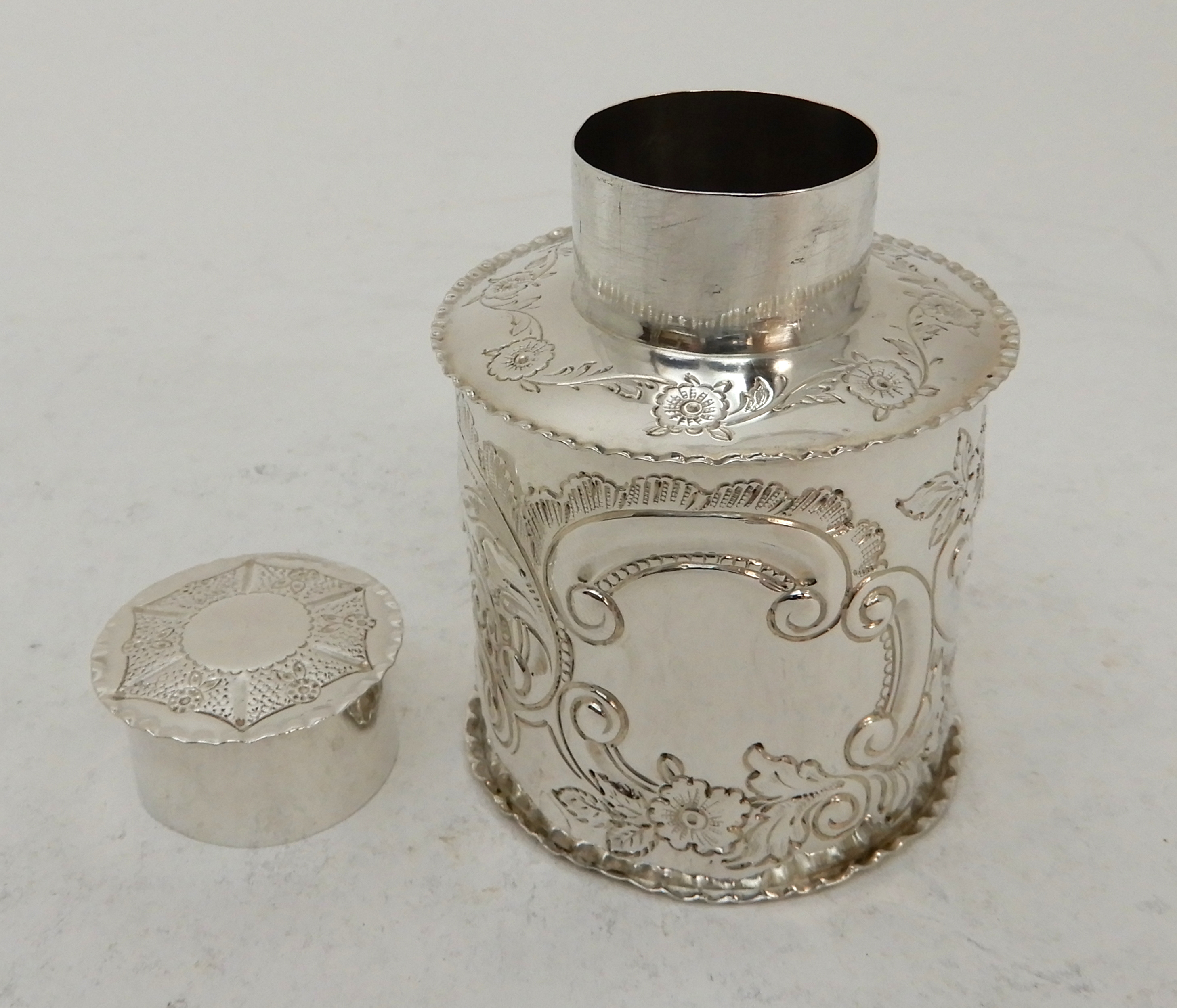 AN EDWARDIAN SILVER TEA CADDY by Elkington & Co., Birmingham 1904, of cylindrical form with - Image 4 of 5