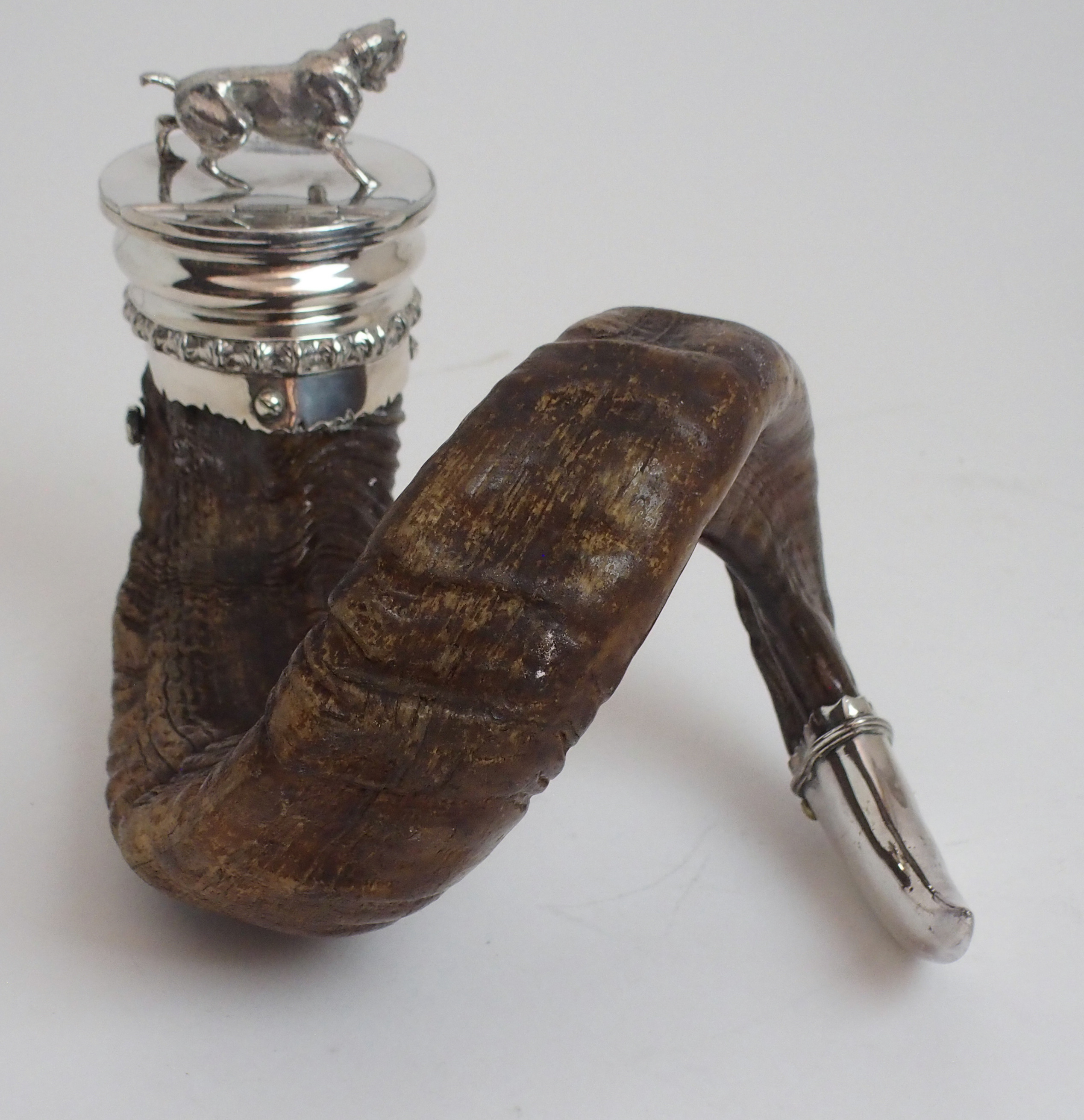 A RAM'S HORN AND SILVER PLATE MOUNTED CENTREPIECE SNUFF MULL by Walker and Hall, The hinged cover - Image 8 of 10