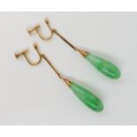 A PAIR OF 20K GOLD EARRINGS WITH CHINESE GREEN HARDSTONE DROPS stamped with Chinese hallmarks, the