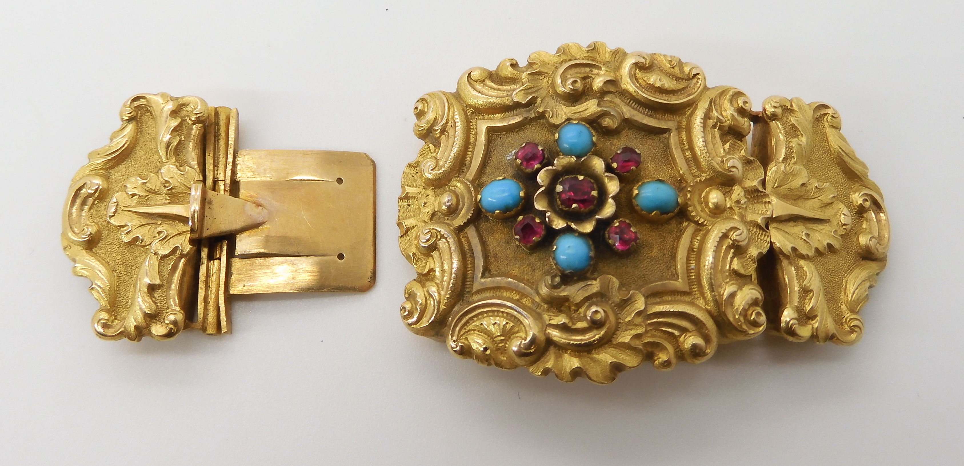 A BRIGHT YELLOW METAL CLASP SET WITH TURQUOISE AND RED GEMS with scroll, palmette and shell - Image 5 of 9