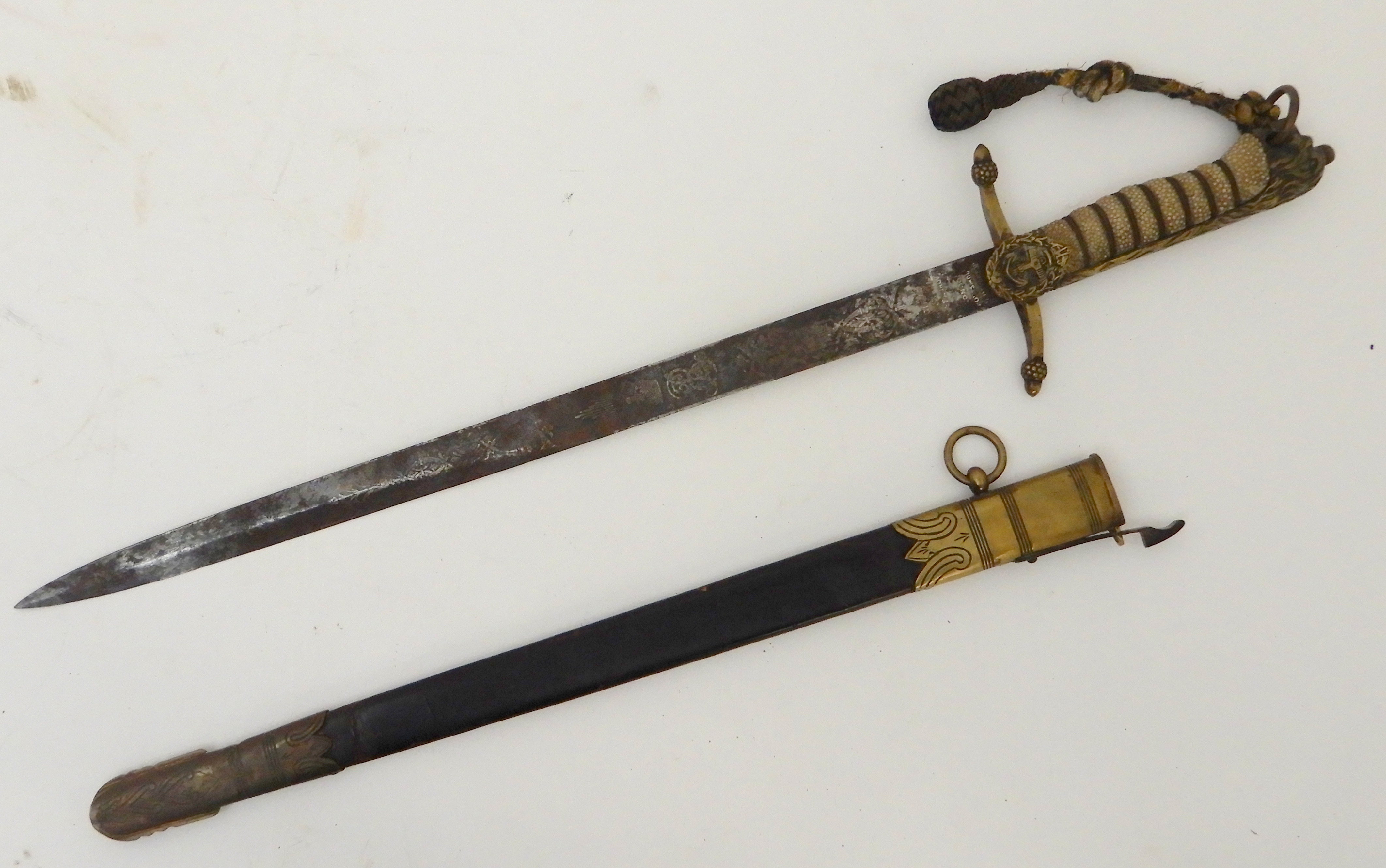 A BRITISH ROYAL NAVY MIDSHIPMAN'S DAGGER the sharkskin wire wound hilt with lion's head pommel, - Image 5 of 10