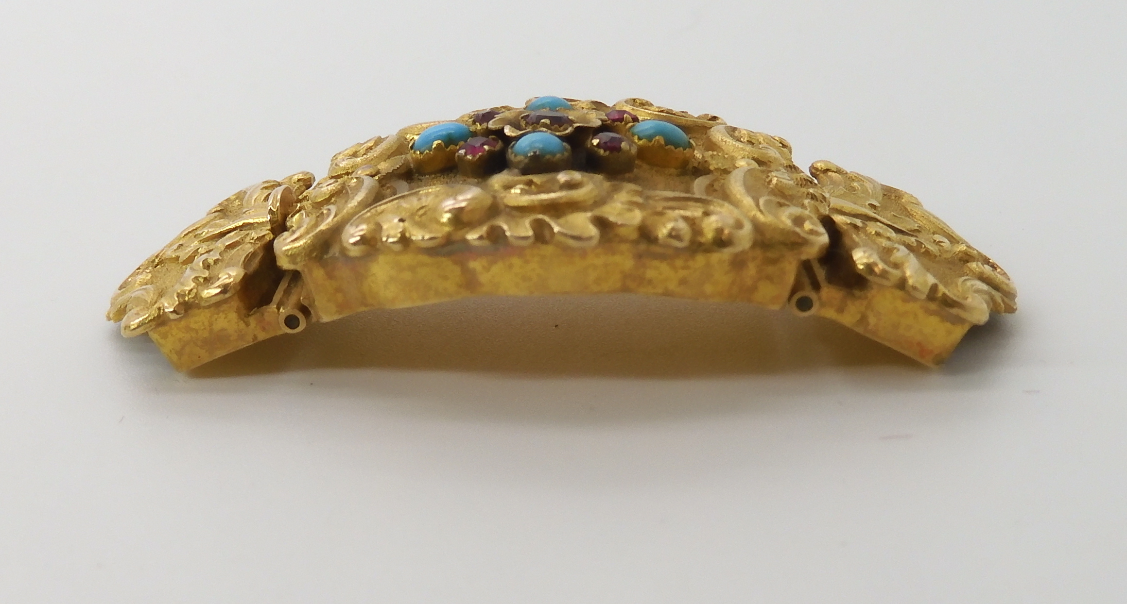 A BRIGHT YELLOW METAL CLASP SET WITH TURQUOISE AND RED GEMS with scroll, palmette and shell - Image 7 of 9