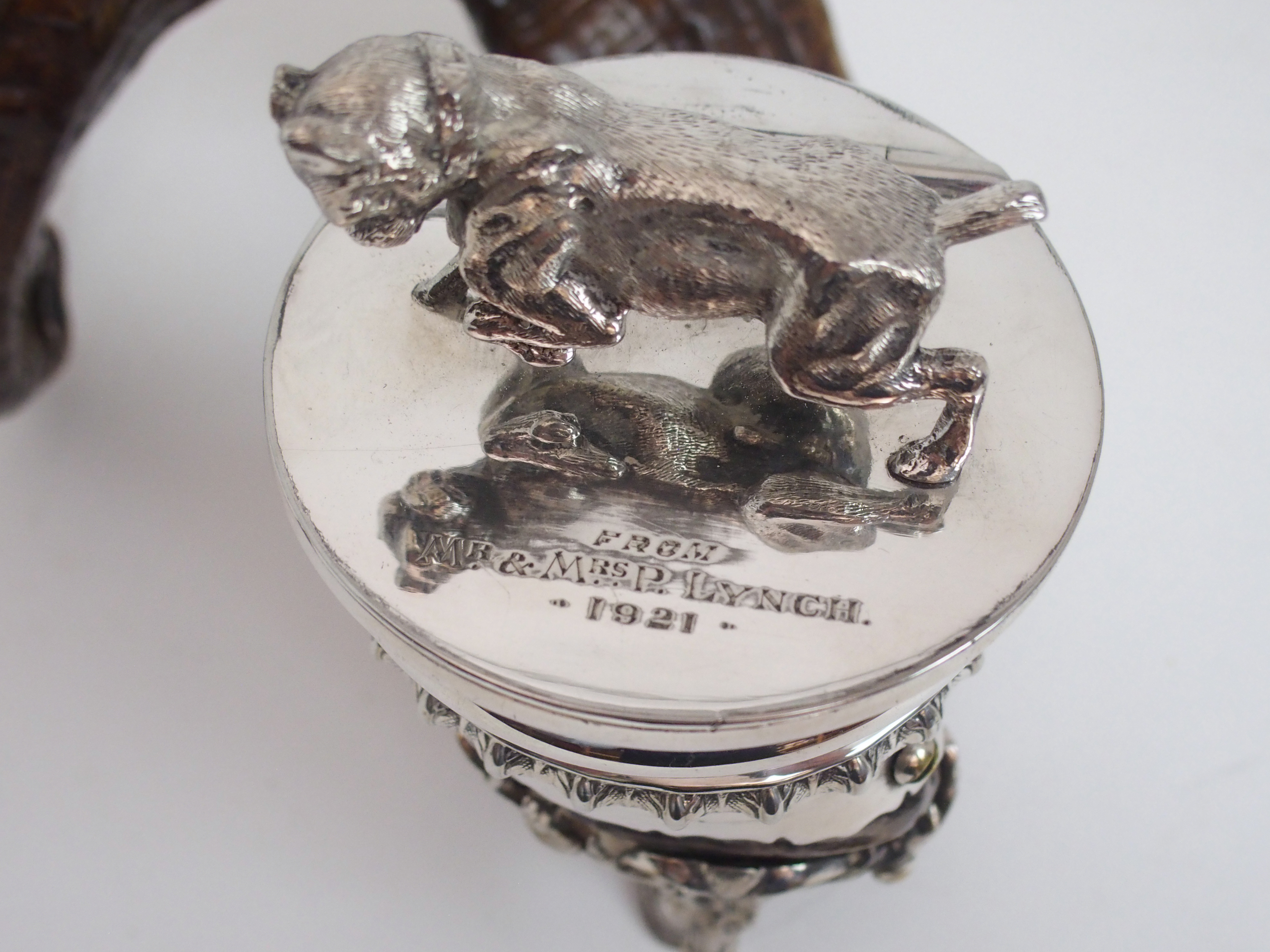 A RAM'S HORN AND SILVER PLATE MOUNTED CENTREPIECE SNUFF MULL by Walker and Hall, The hinged cover - Image 3 of 10