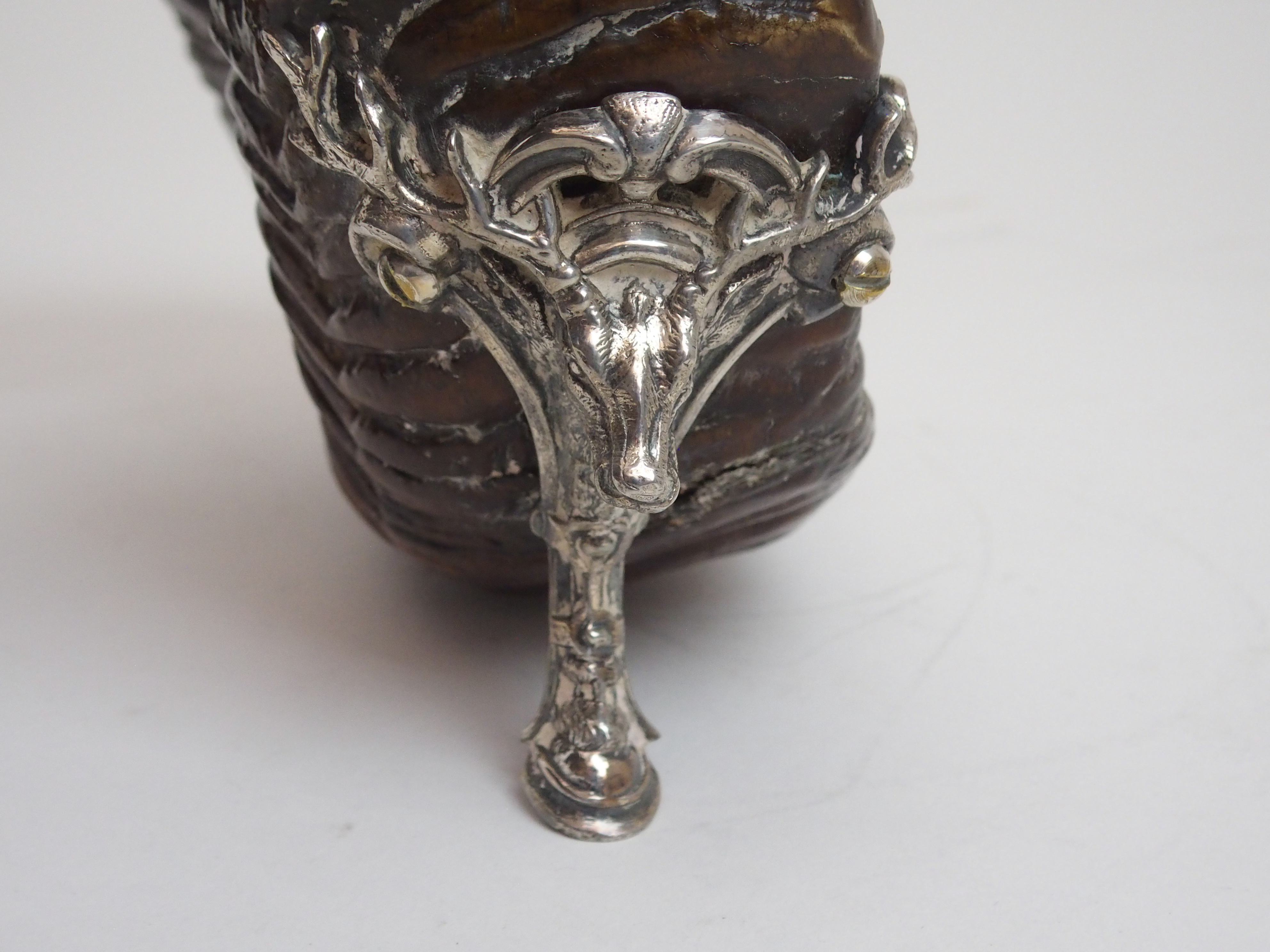 A RAM'S HORN AND SILVER PLATE MOUNTED CENTREPIECE SNUFF MULL by Walker and Hall, The hinged cover - Image 10 of 10