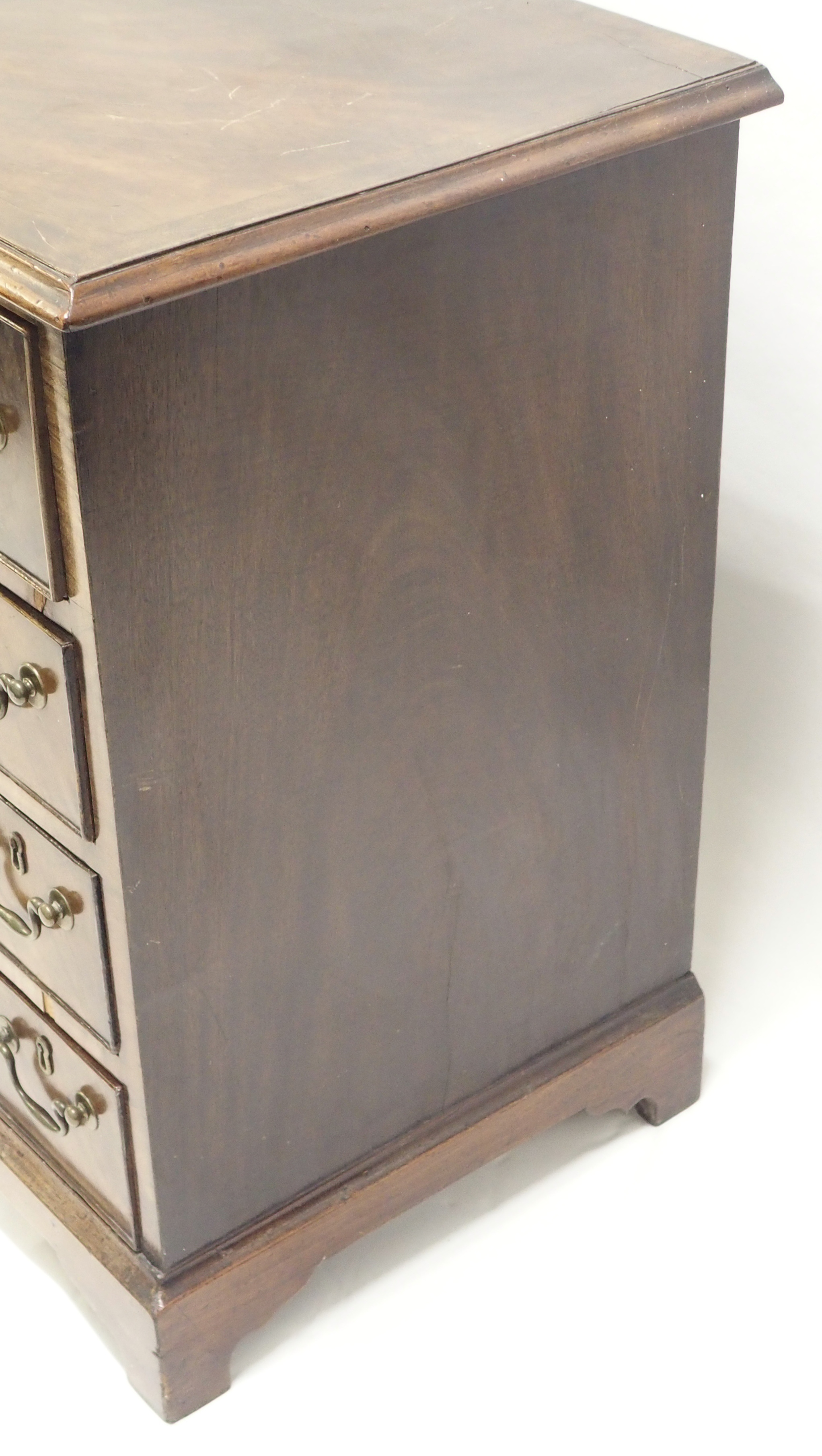 A GEORGE III STYLE MAHOGANY KNEEHOLE DESK with deep drawer above a shallow drawer and flanked by two - Image 6 of 8