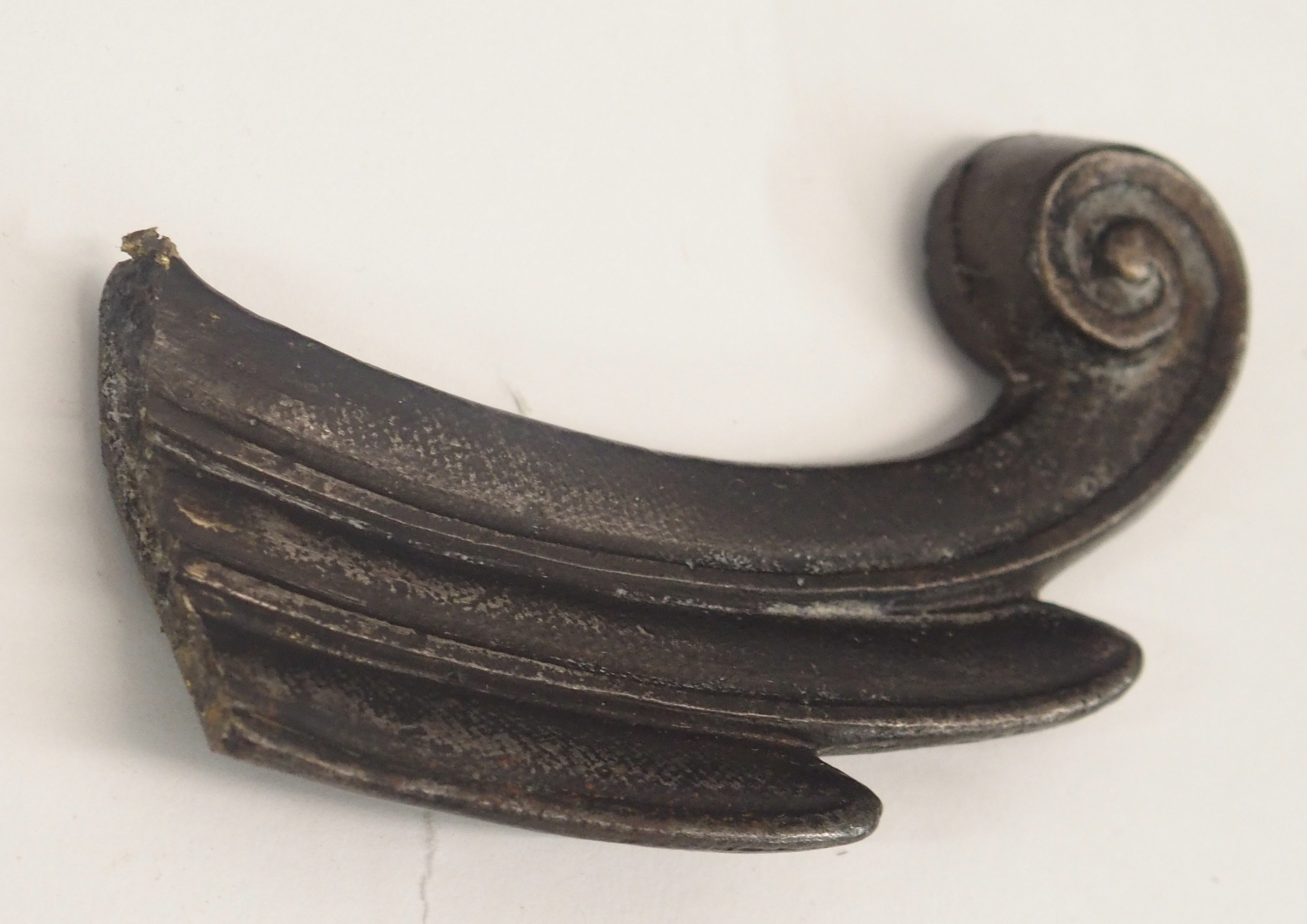 A 19TH CENTURY CAST STEEL AND BRASS FIREPLACE FENDER in three sections, modelled with winged - Image 11 of 15