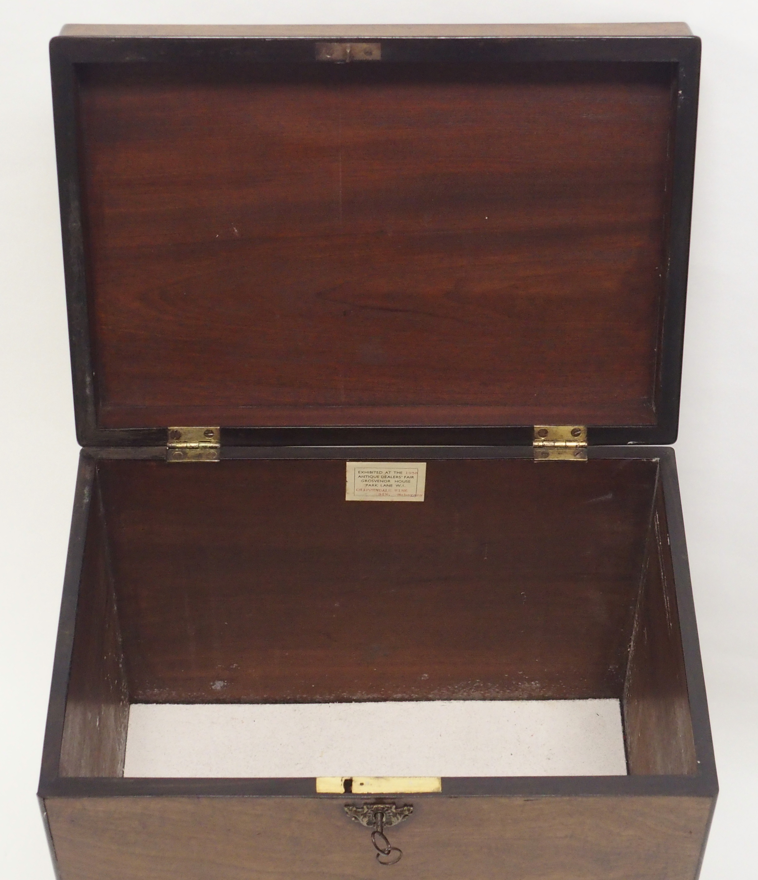 A GEORGE III MAHOGANY AND EBONY BANDED WINE COOLER the hinged cover above a foliate escutcheon and - Image 3 of 7
