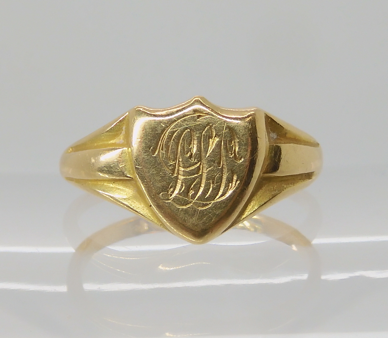 An 18ct gold signet ring, size N1/2, weight 3.3gms Condition Report: Available upon request