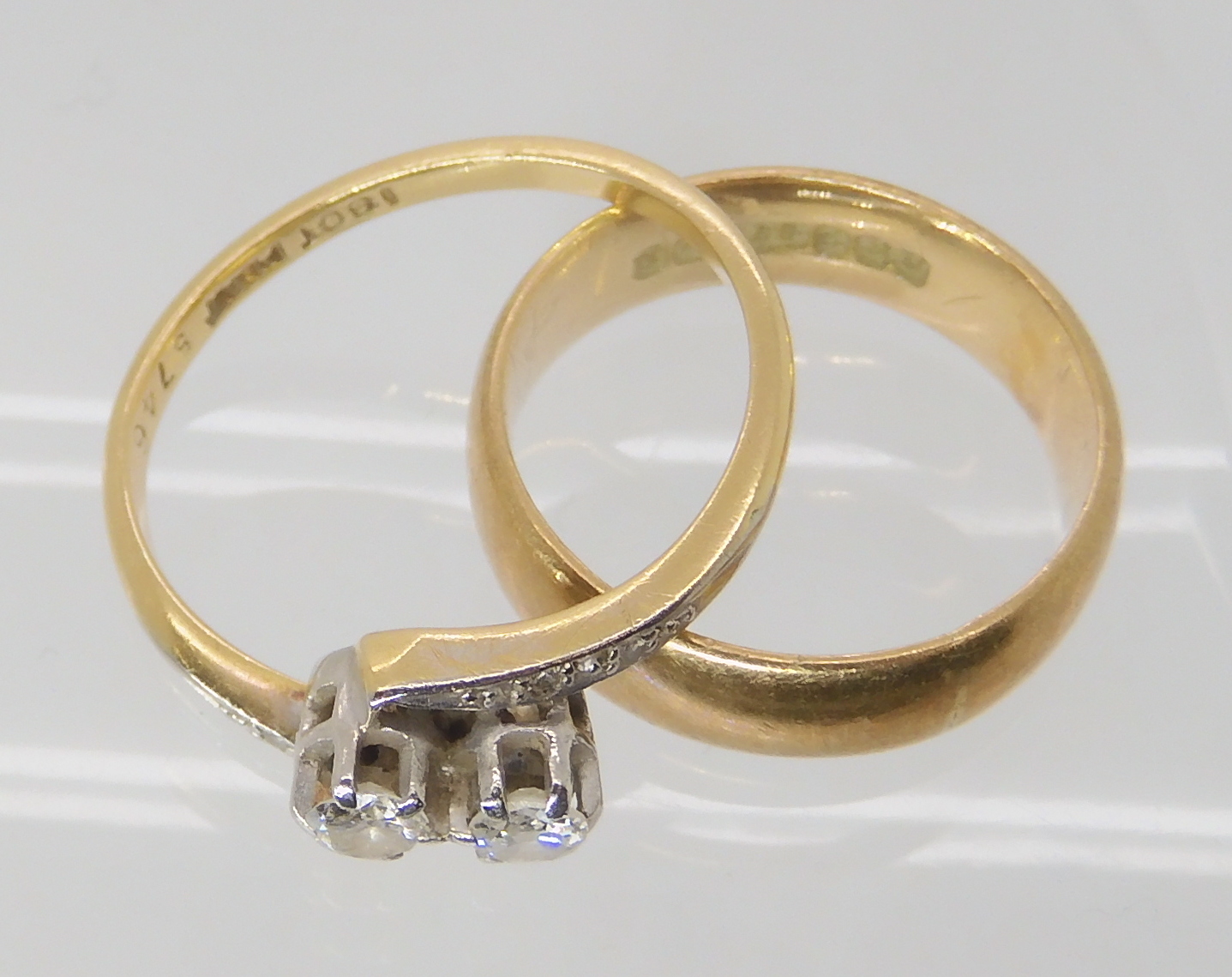 An 18ct gold twin stone diamond ring of estimated approx combined 0.25cts with diamond accents to - Image 2 of 3