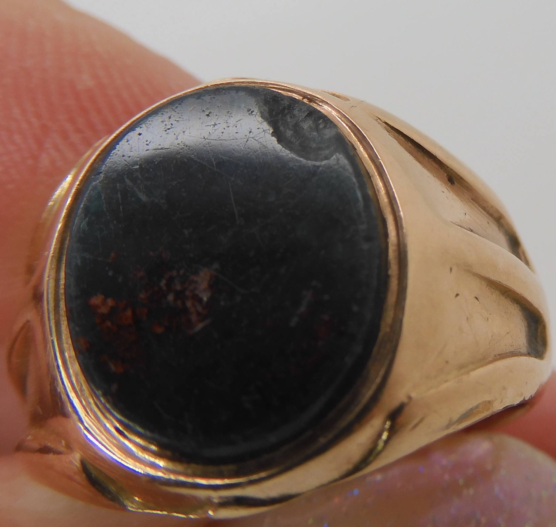 A 9ct gold bloodstone signet ring size N1/2 approx, and a 9ct blue glass ring, size J1/2, weight - Image 4 of 4