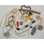 A retro pendant, a large ceramic face pendant, a Scottish agate bracelet (af) and other items