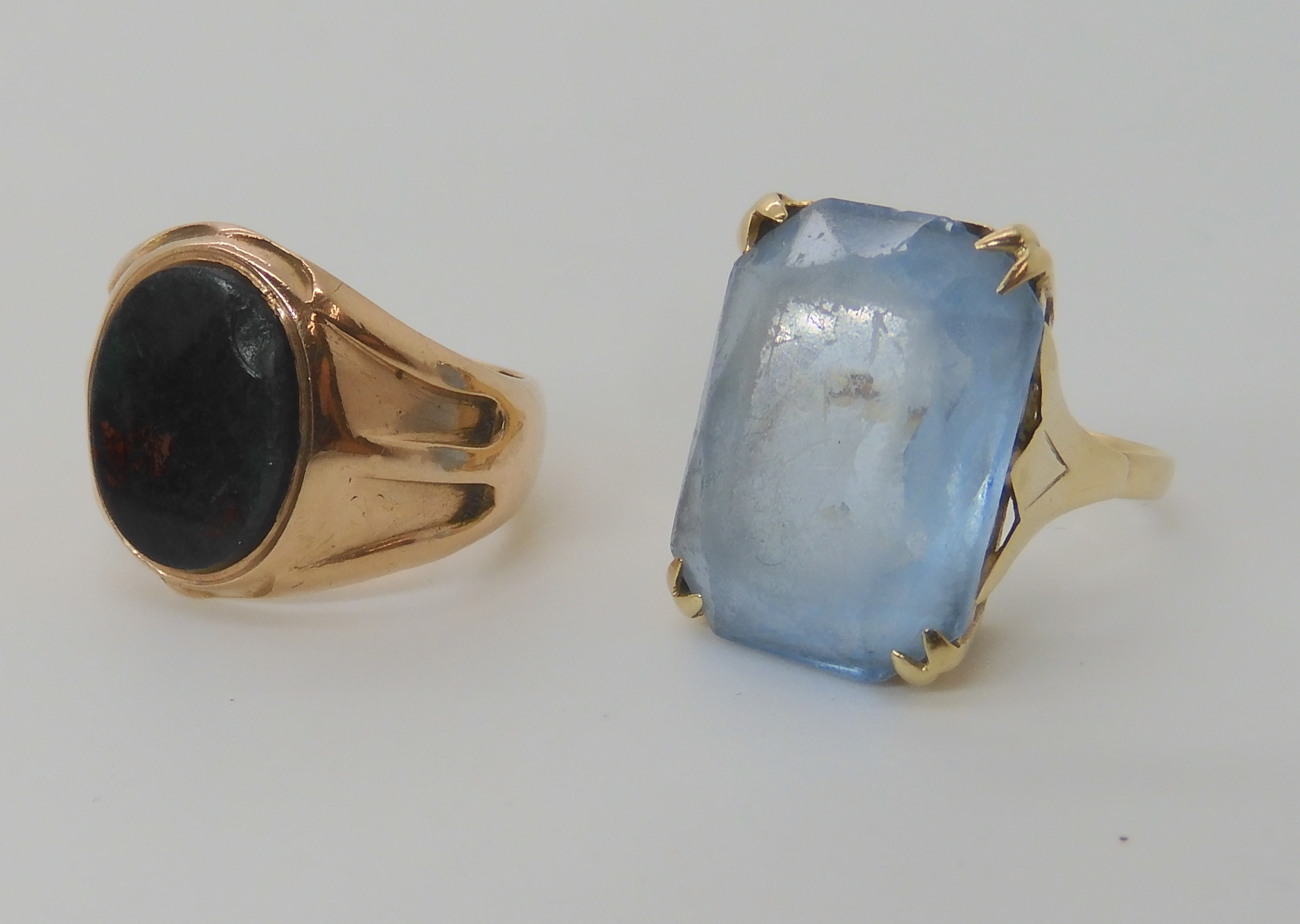 A 9ct gold bloodstone signet ring size N1/2 approx, and a 9ct blue glass ring, size J1/2, weight - Image 2 of 4