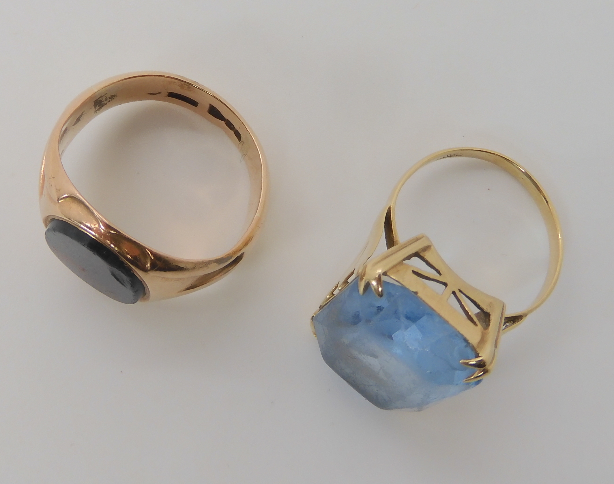 A 9ct gold bloodstone signet ring size N1/2 approx, and a 9ct blue glass ring, size J1/2, weight - Image 3 of 4