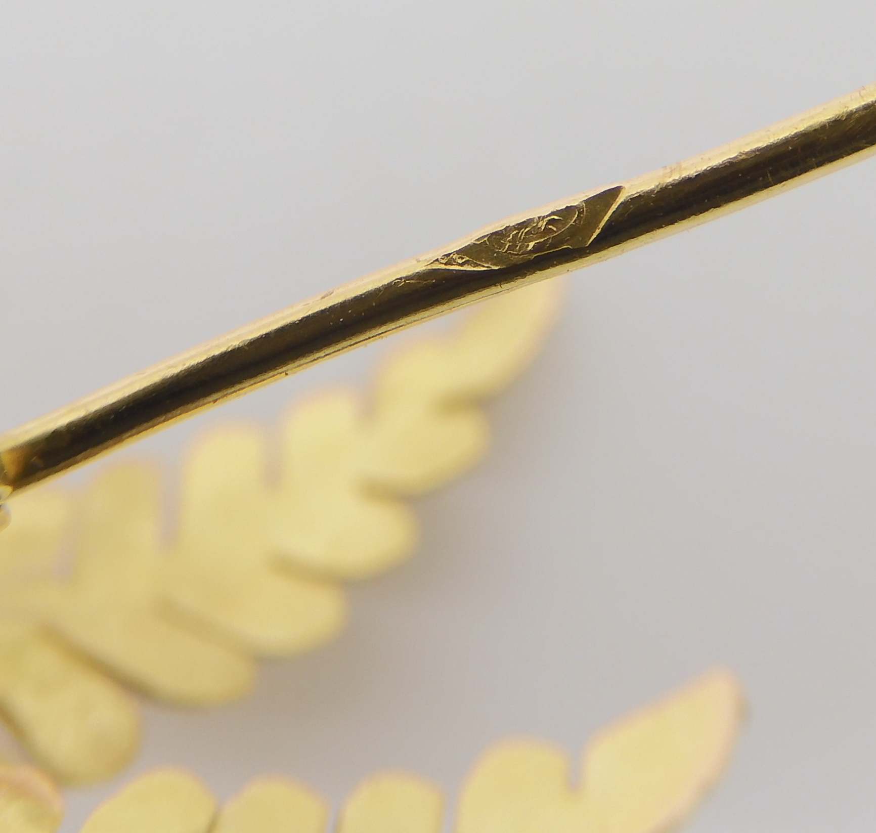 A French 18ct gold leaf brooch, stamped with the French hallmark of the eagles head, length 5.8cm, - Image 4 of 4