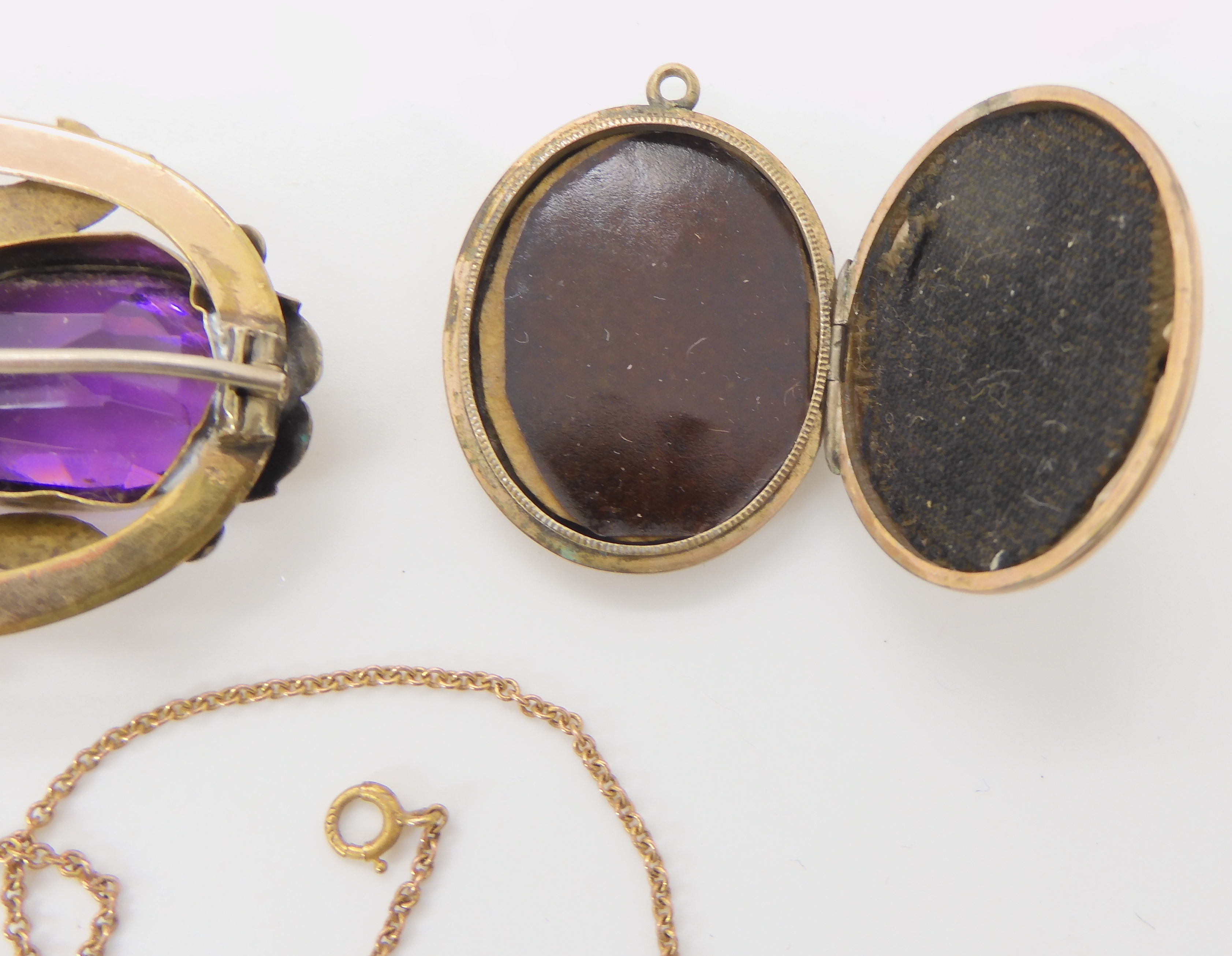 A yellow metal and enamel 'Forget me not' locket (af), a gold plated purple gem set brooch etc - Image 4 of 4