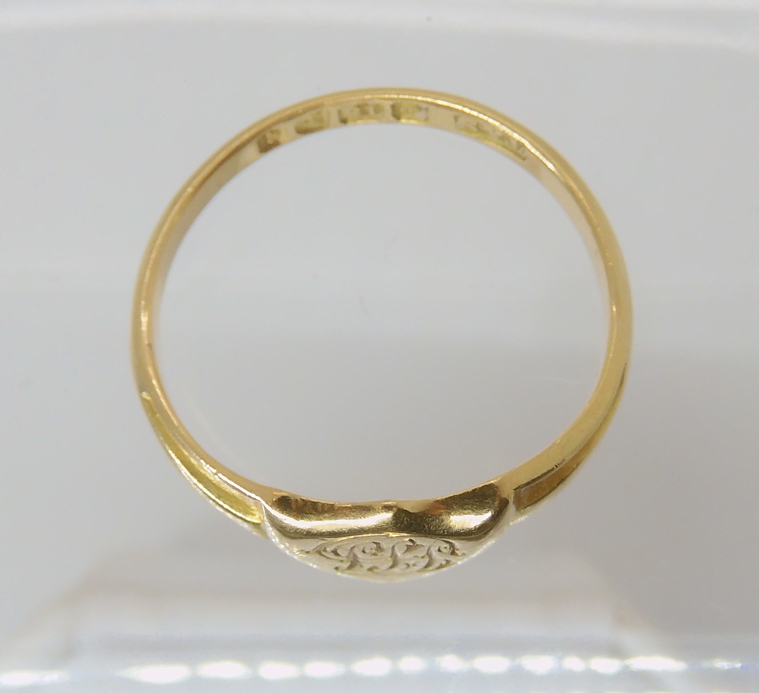 An 18ct gold signet ring, size N1/2, weight 3.3gms Condition Report: Available upon request - Image 2 of 3
