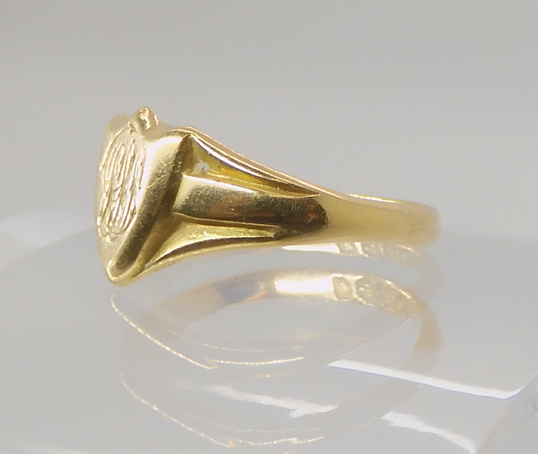 An 18ct gold signet ring, size N1/2, weight 3.3gms Condition Report: Available upon request - Image 3 of 3