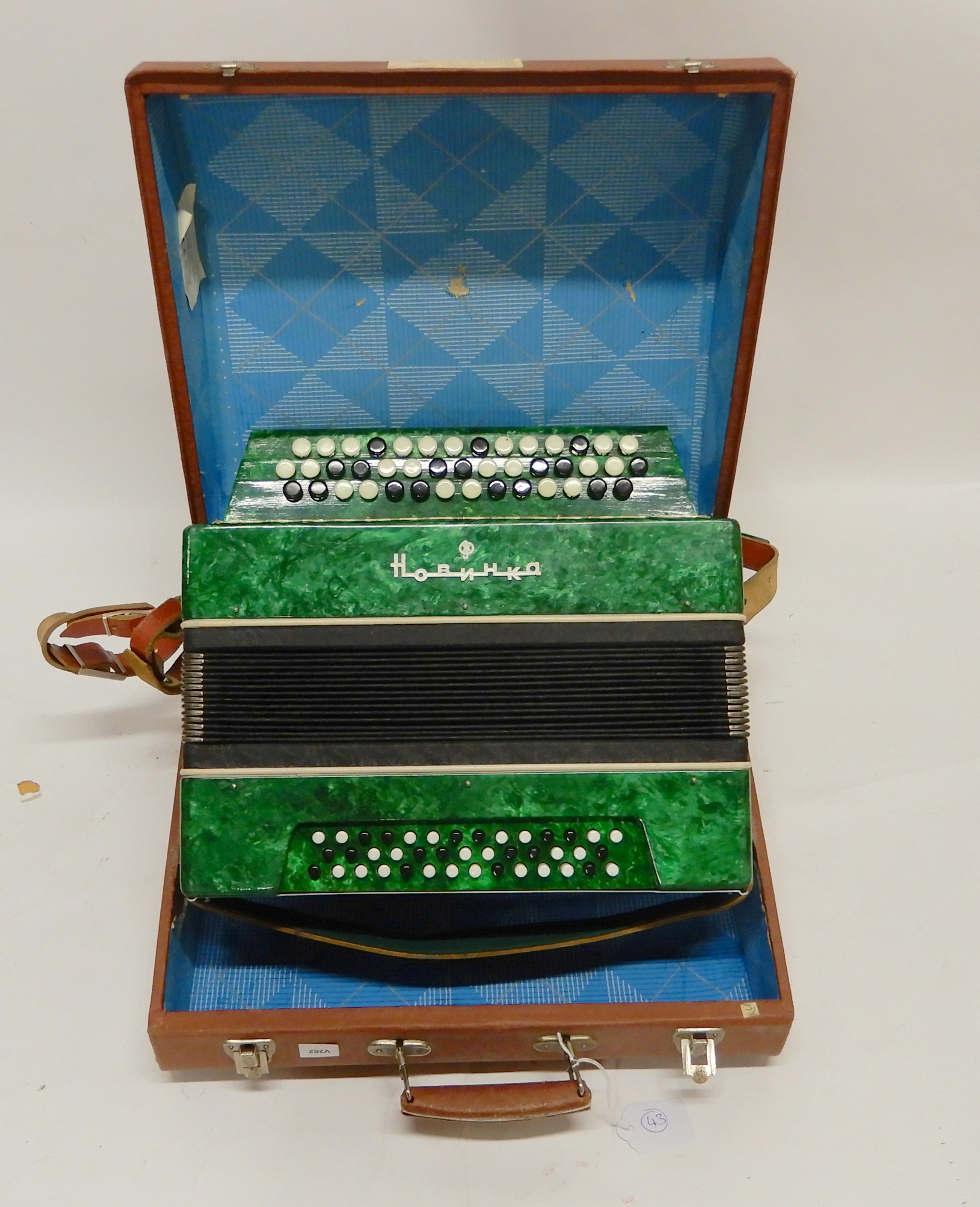 A Russian "Novelty" 43 x 41 button accordion in green Condition Report: Available upon request - Image 5 of 5