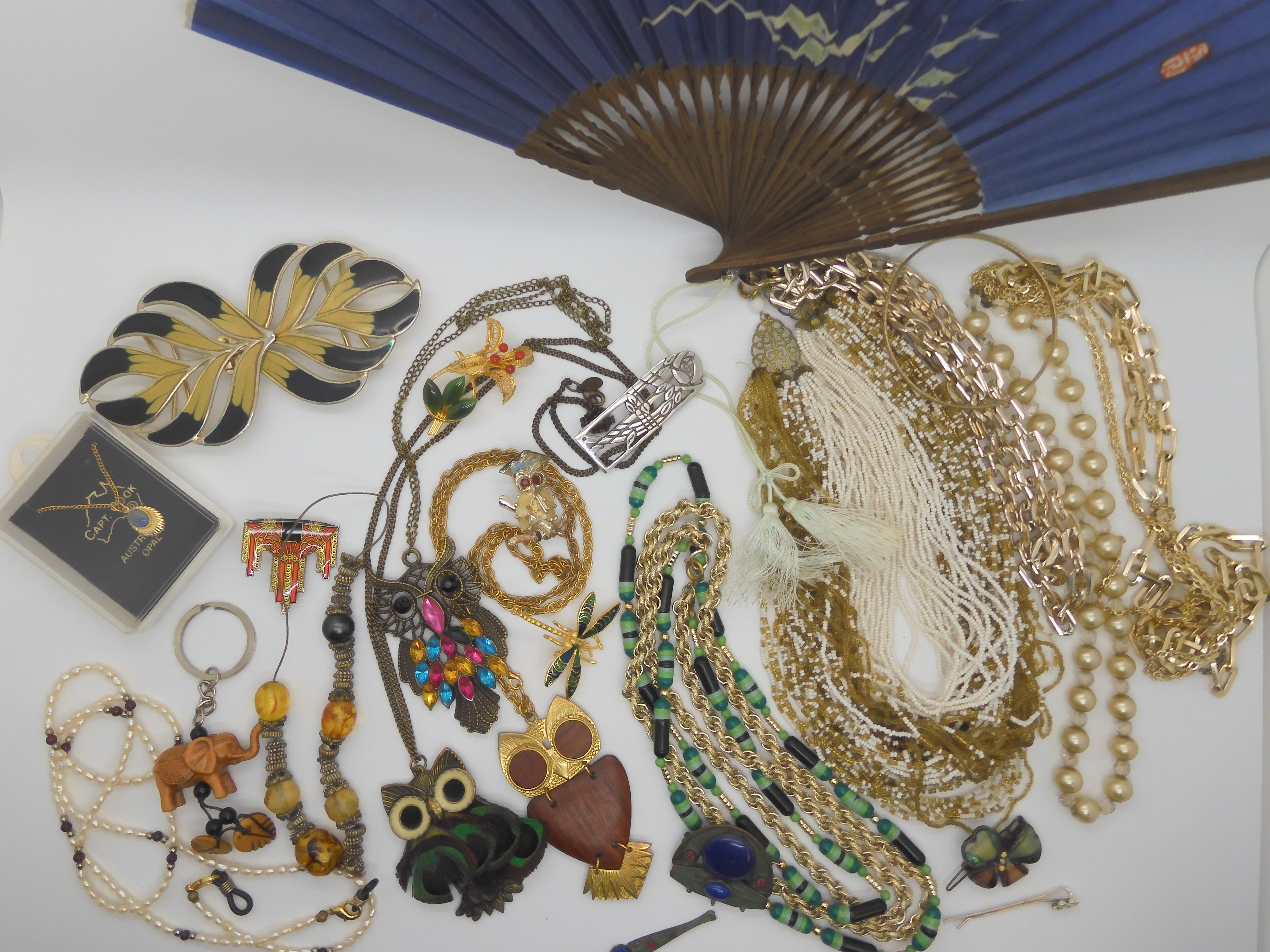 A multi bead necklace, owl pendants and other items Condition Report: Not available for this lot - Image 2 of 3