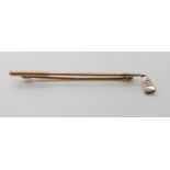 A 9ct white and rose gold golf club brooch, length 6.8cm, weight approx 2.5gms Condition Report: