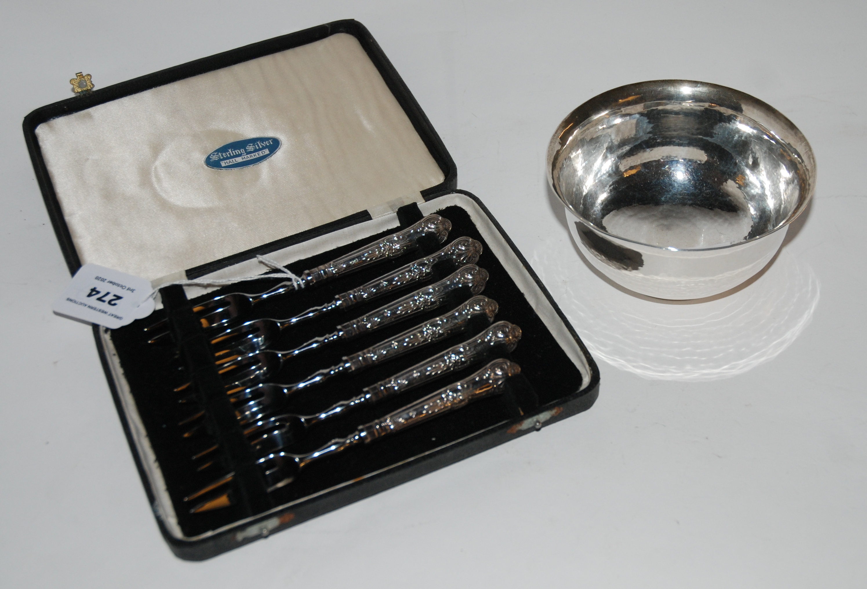 A lot comprising a set of six silver-handled cake forks and a silver bowl (London 1903, 197gms)