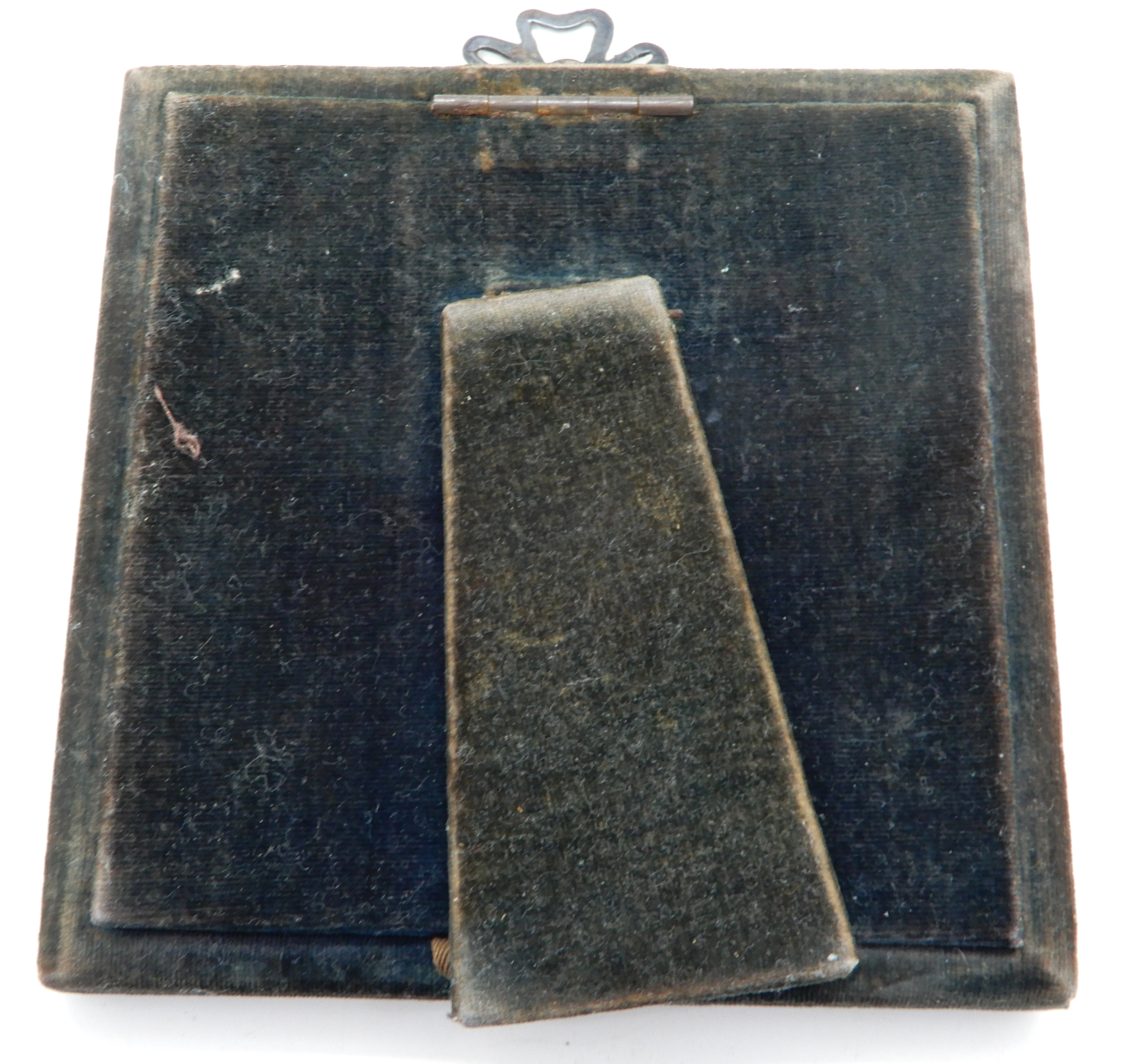 A silver mounted photo frame, Birmingham 1907, 13.5cm square, aperture 8cm diameter Condition - Image 2 of 3