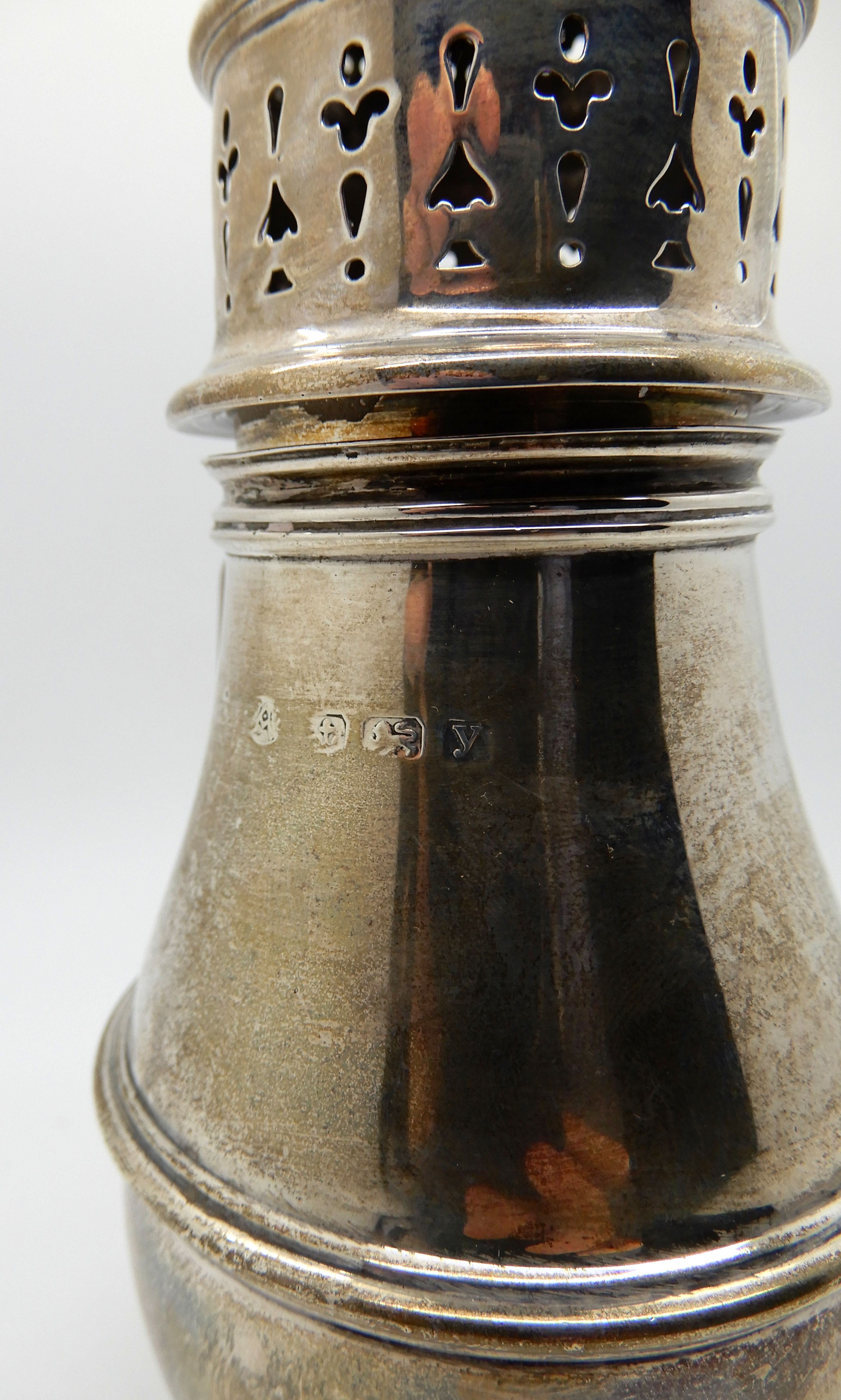 A silver sugar castor, Birmingham 1923, 18cm high, 169gms Condition Report: Available upon request - Image 3 of 3