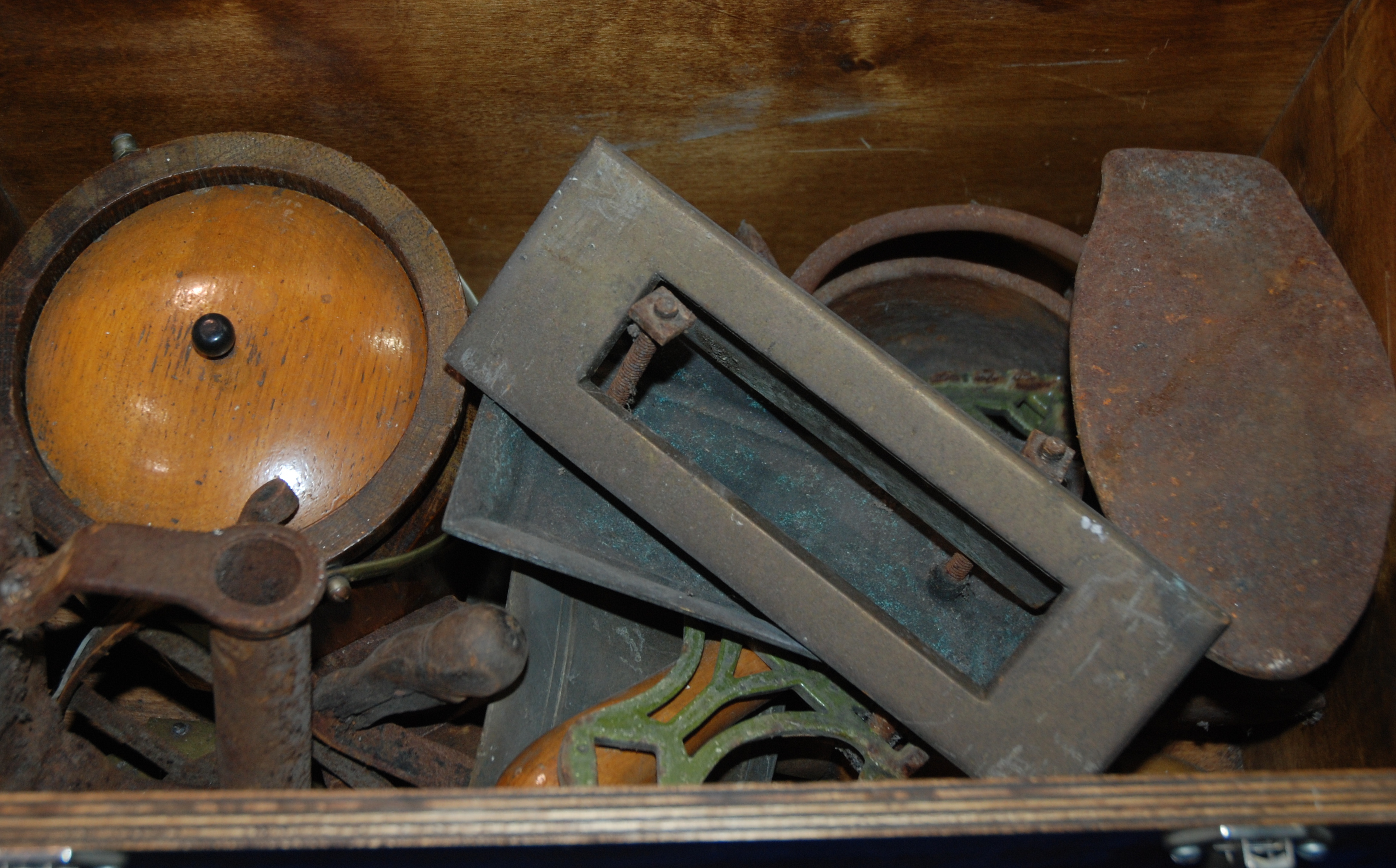 Three vintage letter box plates, shoe last, iron etc Condition Report: Available upon request - Image 3 of 3