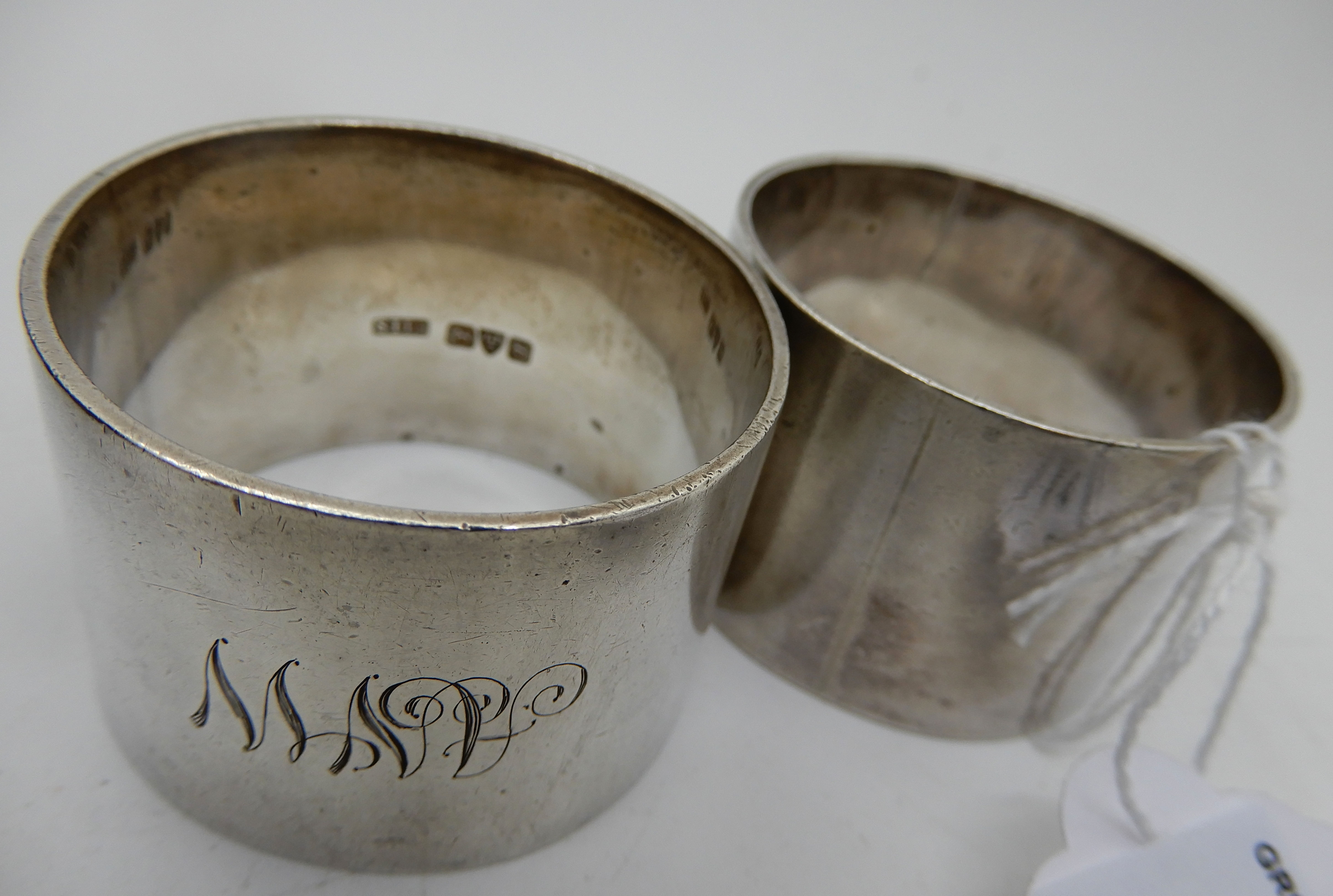 A lot comprising two pairs of cased silver napkin rings, London and Birmingham marks and a silver - Image 4 of 5