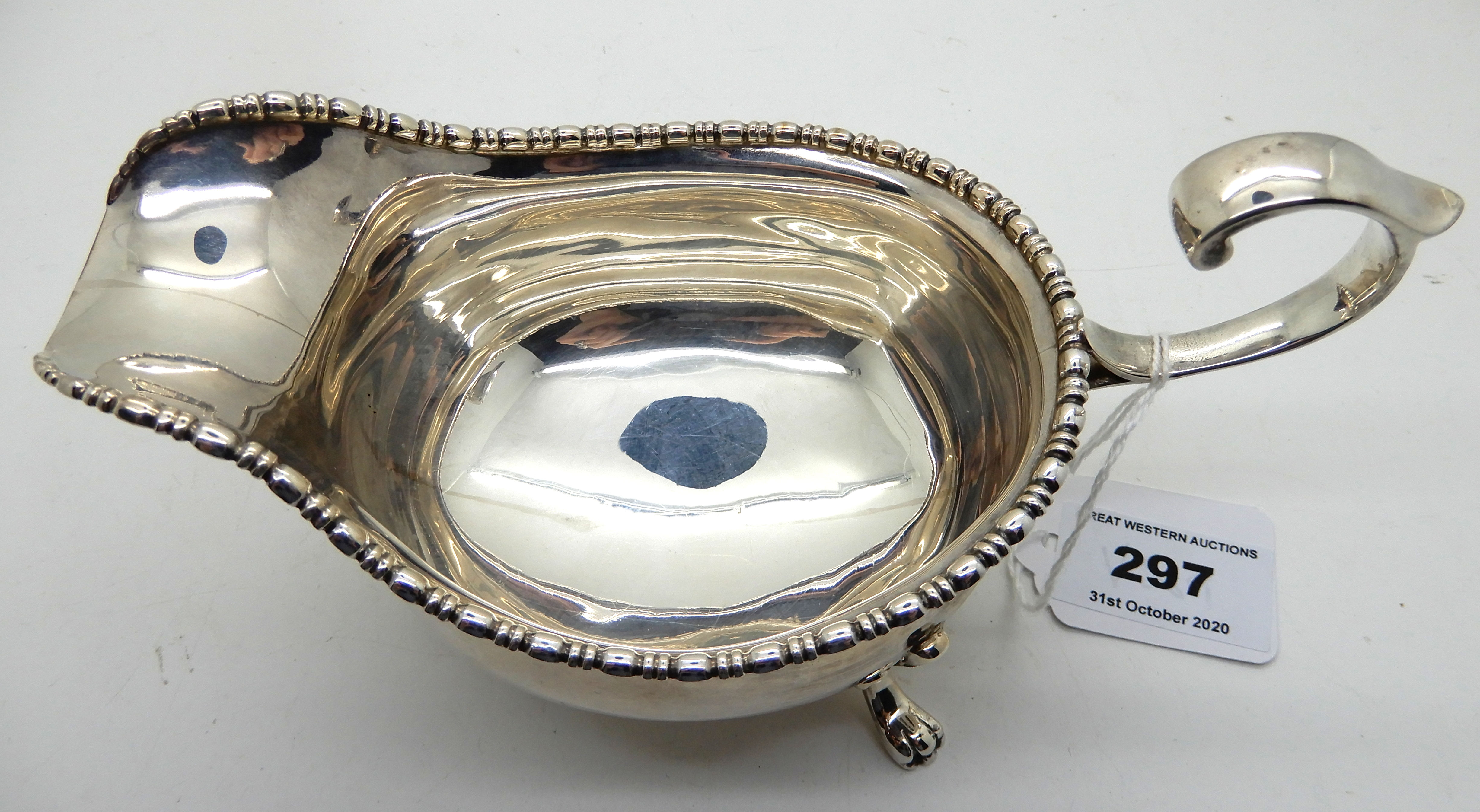 A silver sauceboat, Sheffield 1928, 185gms Condition Report: Available upon request - Image 2 of 3