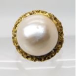 A yellow metal mabe pearl ring with continental hallmarks, size K, weight 6.2gms Condition Report: