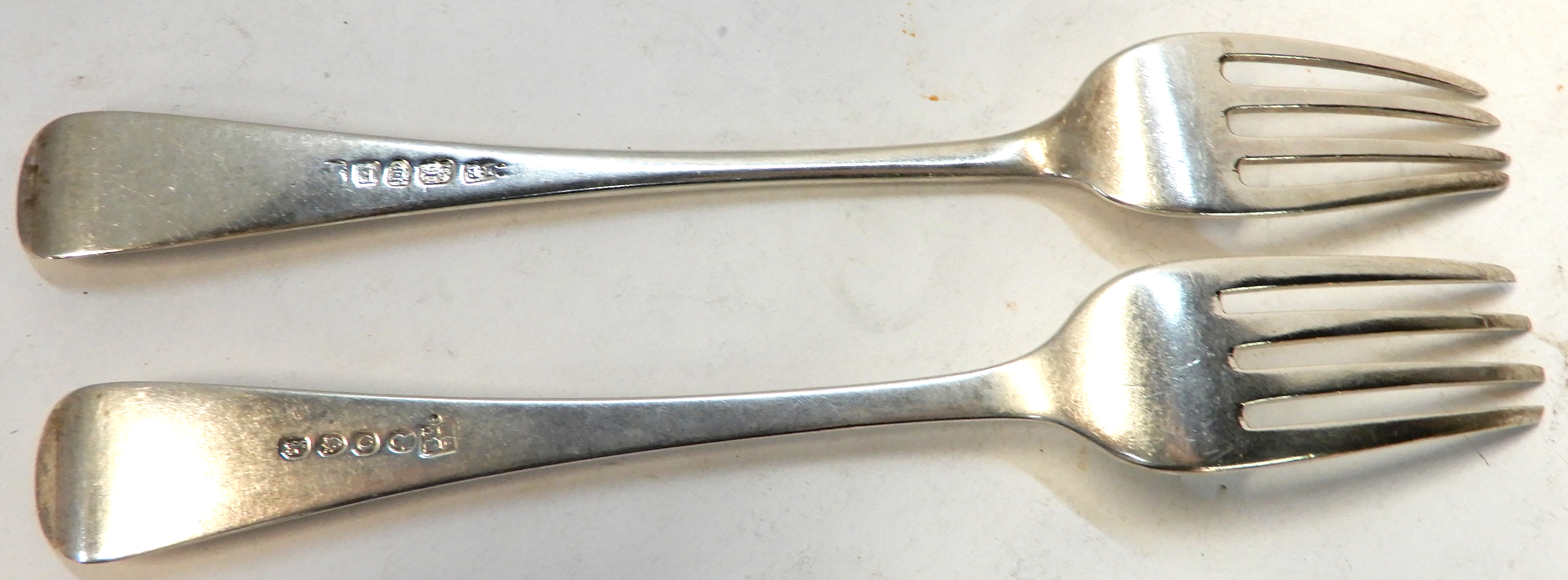 A lot comprising twenty assorted silver spoons and forks, 919gms Condition Report: Available upon - Image 5 of 5